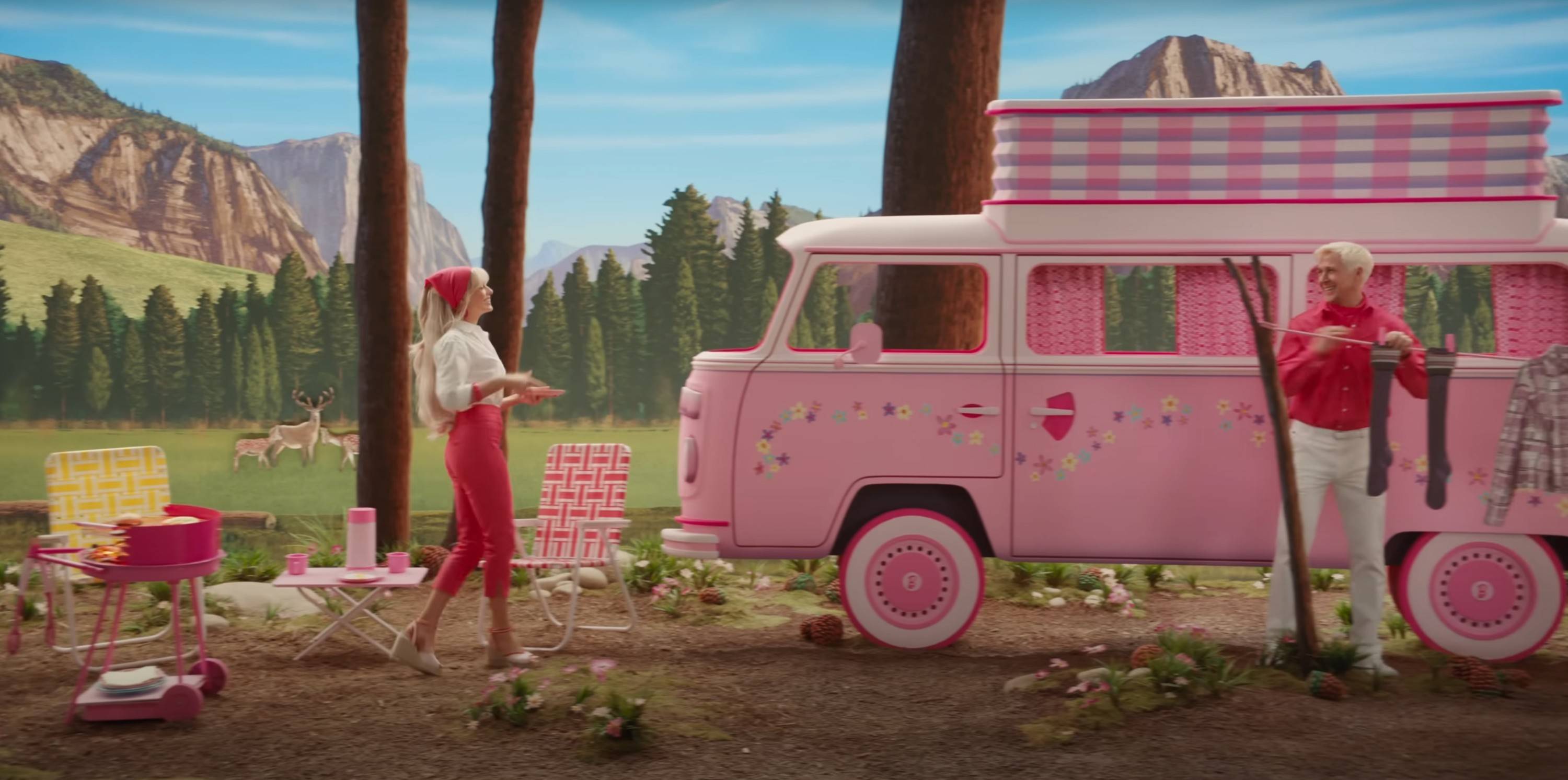 Barbie und Ken auf dem Weg vom „Barbie-Land“ in die echte Welt. In der Barbie-Heimat haben die Frauen das Sagen, Männer dürfen Wäsche aufhängen. Barbie und Ken auf dem Weg vom „Barbie-Land“ in die echte Welt. In der Barbie-Heimat haben die Frauen das Sagen, Männer dürfen Wäsche aufhängen.