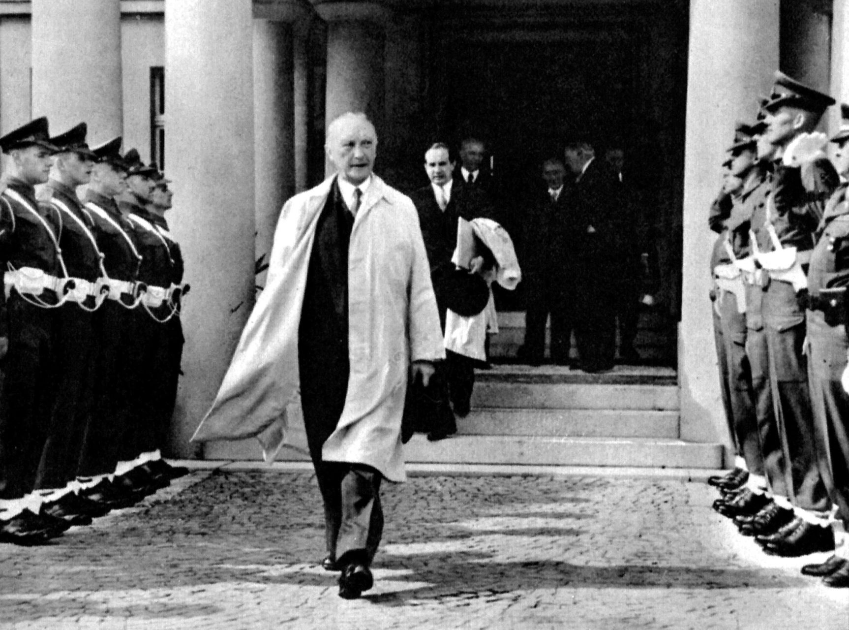 Adenauer verlässt am 21. September 1949 das Gästehaus Petersberg, den Sitz der drei Hohen Kommissare für die Bundesrepublik Deutschland Adenauer verlässt am 21. September 1949 das Gästehaus Petersberg, den Sitz der drei Hohen Kommissare für die Bundesrepublik Deutschland