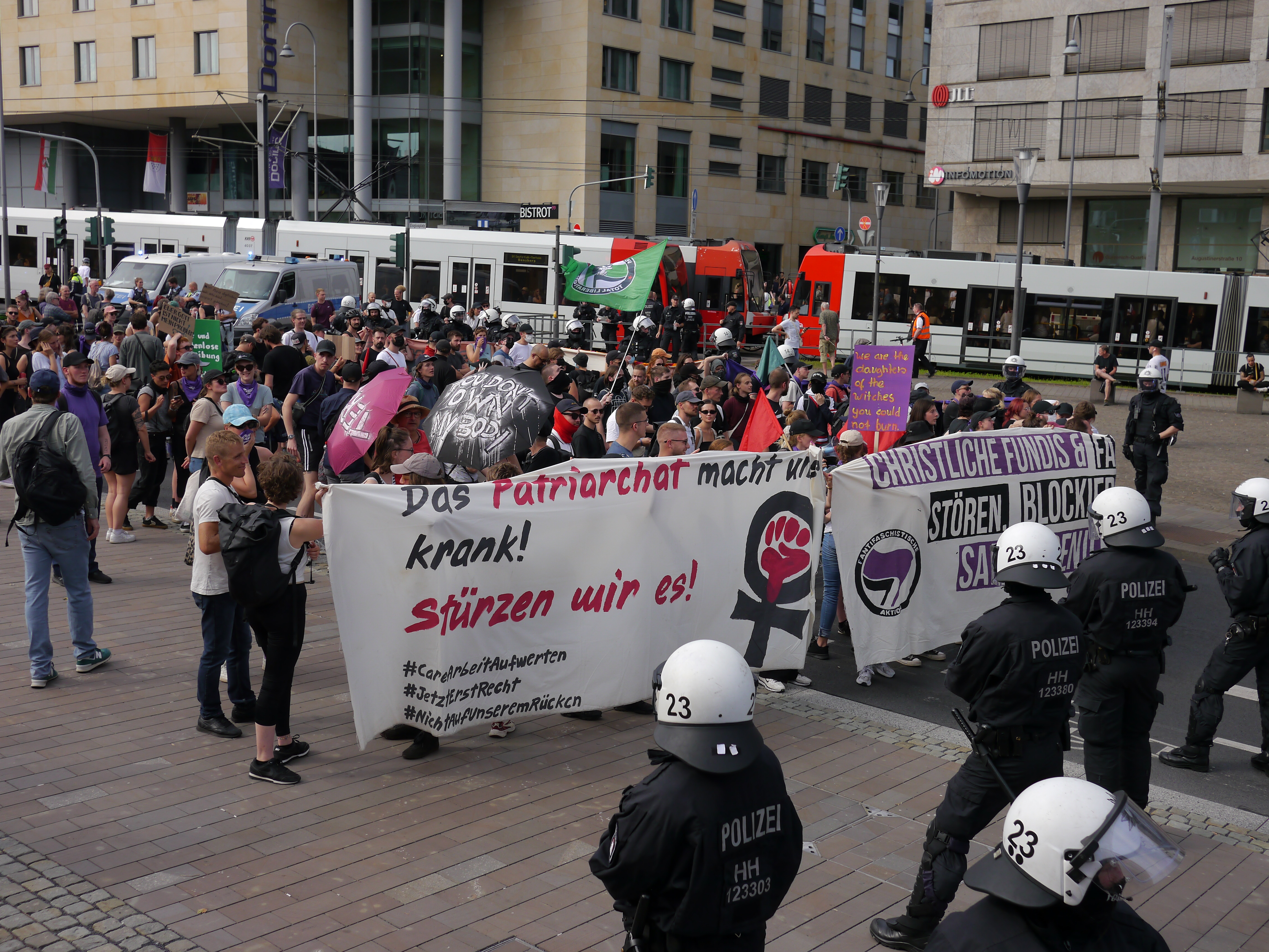 Mehrere hundert Gegendemonstranten blockierten den Marsch für das Leben, einige von ihnen bedrängten und attackierten Teilnehmer Mehrere hundert Gegendemonstranten blockierten den Marsch für das Leben, einige von ihnen bedrängten und attackierten Teilnehmer