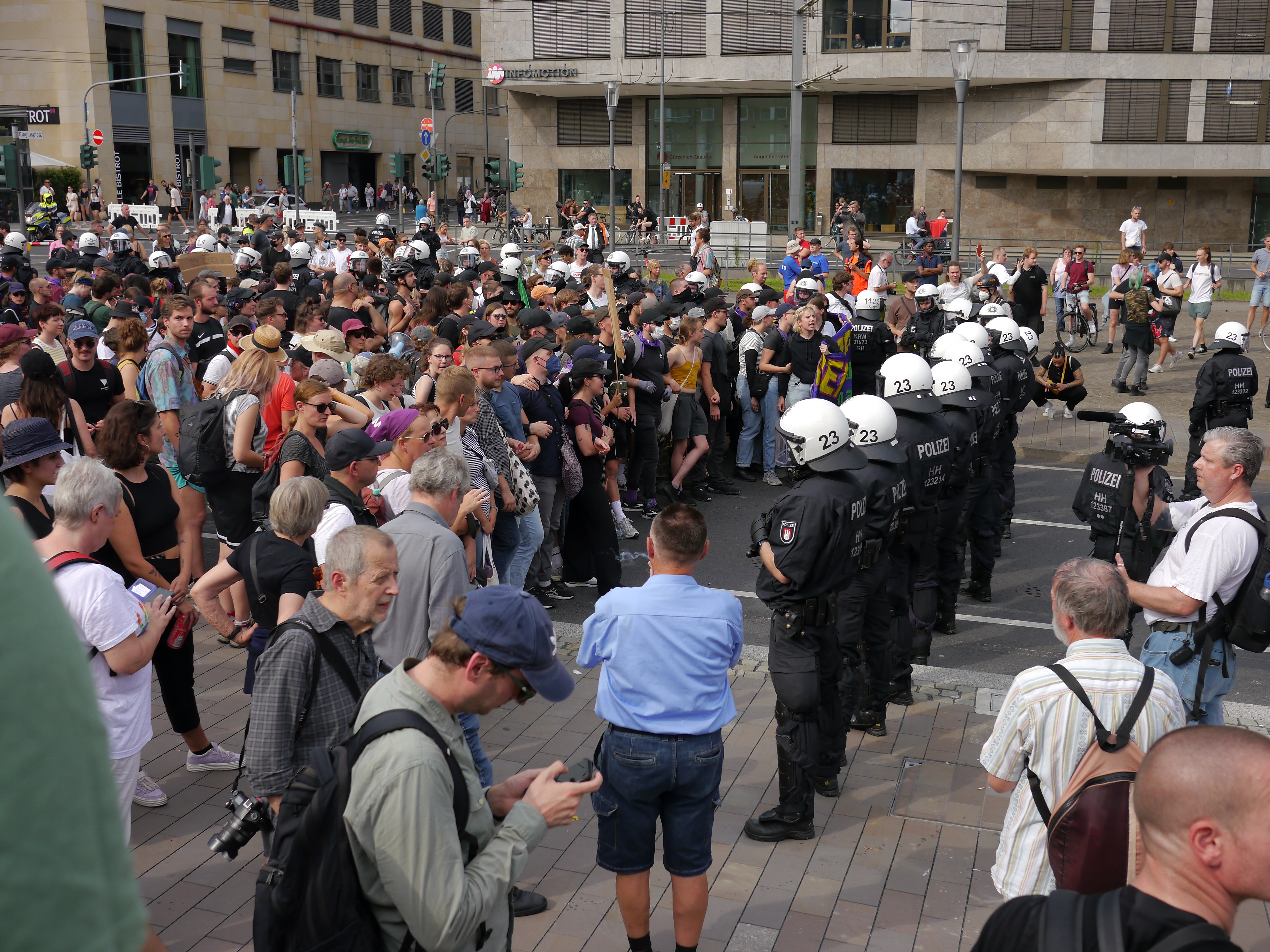 Die Polizei war mit zu wenig Einsatzkräften vor Ort und konnte nicht alle der rund 2.500 Marsch-Teilnehmer schützen Die Polizei war mit zu wenig Einsatzkräften vor Ort und konnte nicht alle der rund 2.500 Marsch-Teilnehmer schützen