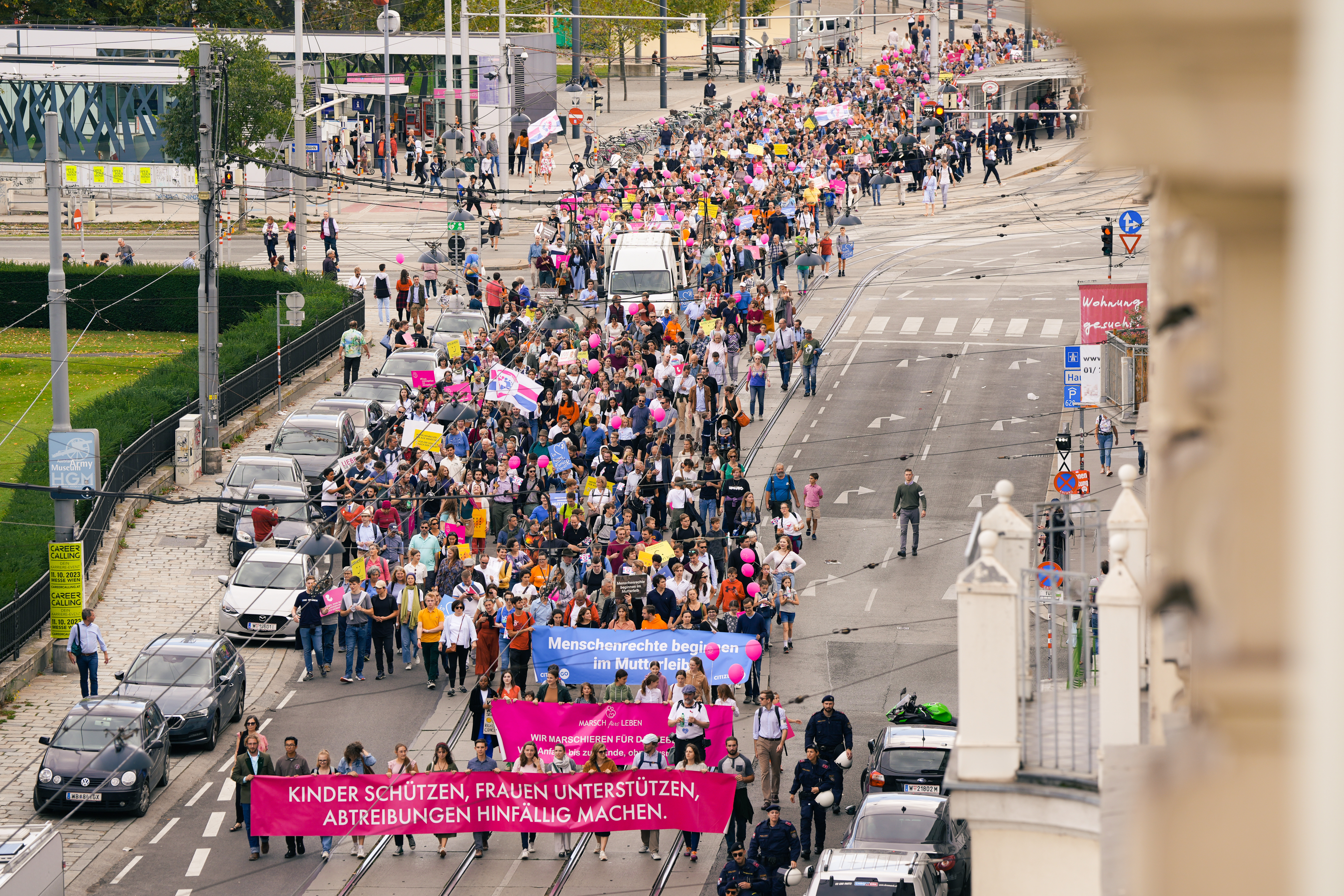Mehr als 2.000 Teilnehmer des Marsch fürs Leben zogen vom Wiener Karlsplatz über die Prinz-Eugen-Straße neben dem Belvedere Mehr als 2.000 Teilnehmer des Marsch fürs Leben zogen vom Wiener Karlsplatz über die Prinz-Eugen-Straße neben dem Belvedere