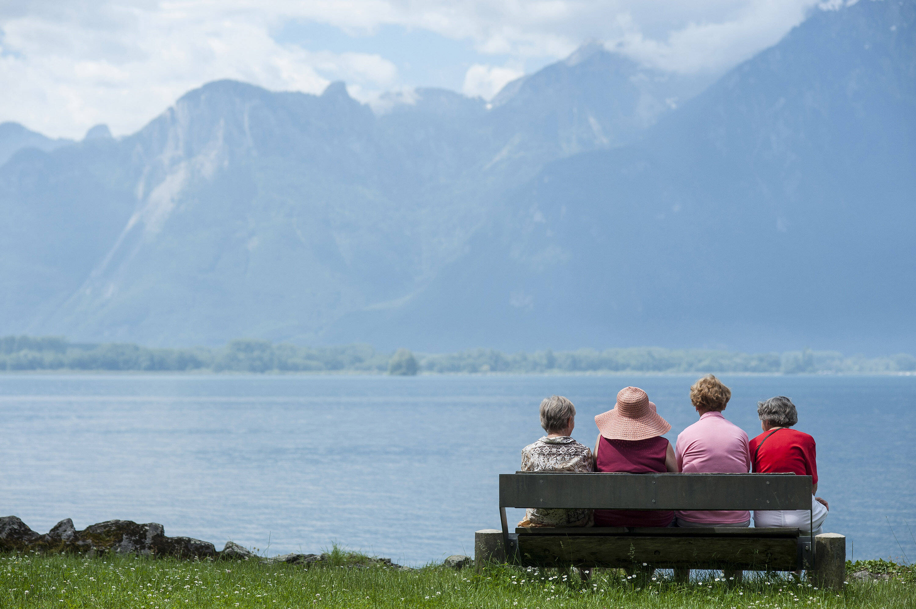Rentner genießen den Ausblick auf den Genfersee in Veytaux, Kantons Waadt