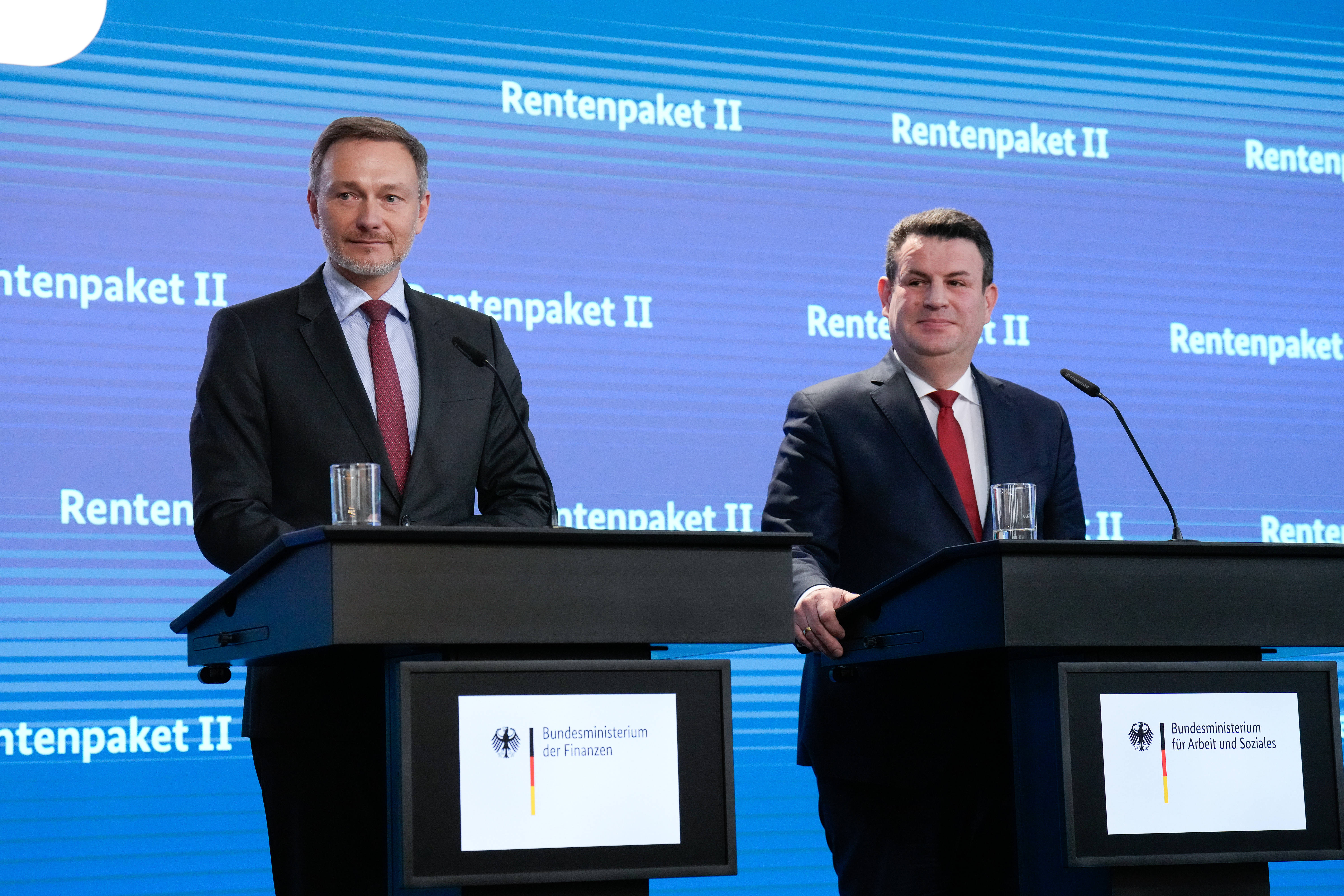 Bundesfinanzminister Christian Lindner (FDP, l.) und Bundesarbeitsminister Hubertus Heil (SPD) präsentieren das Rentenpaket II