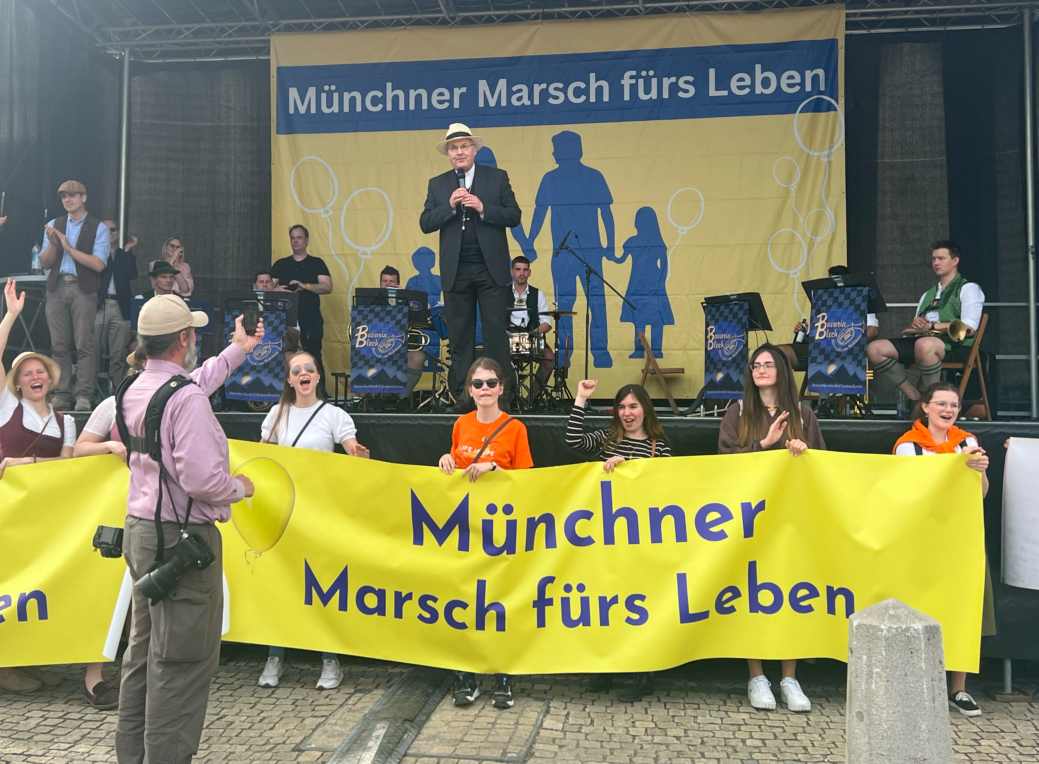 Bischof Rudolf Voderholzer auf dem Münchner Marsch fürs Leben 2024
