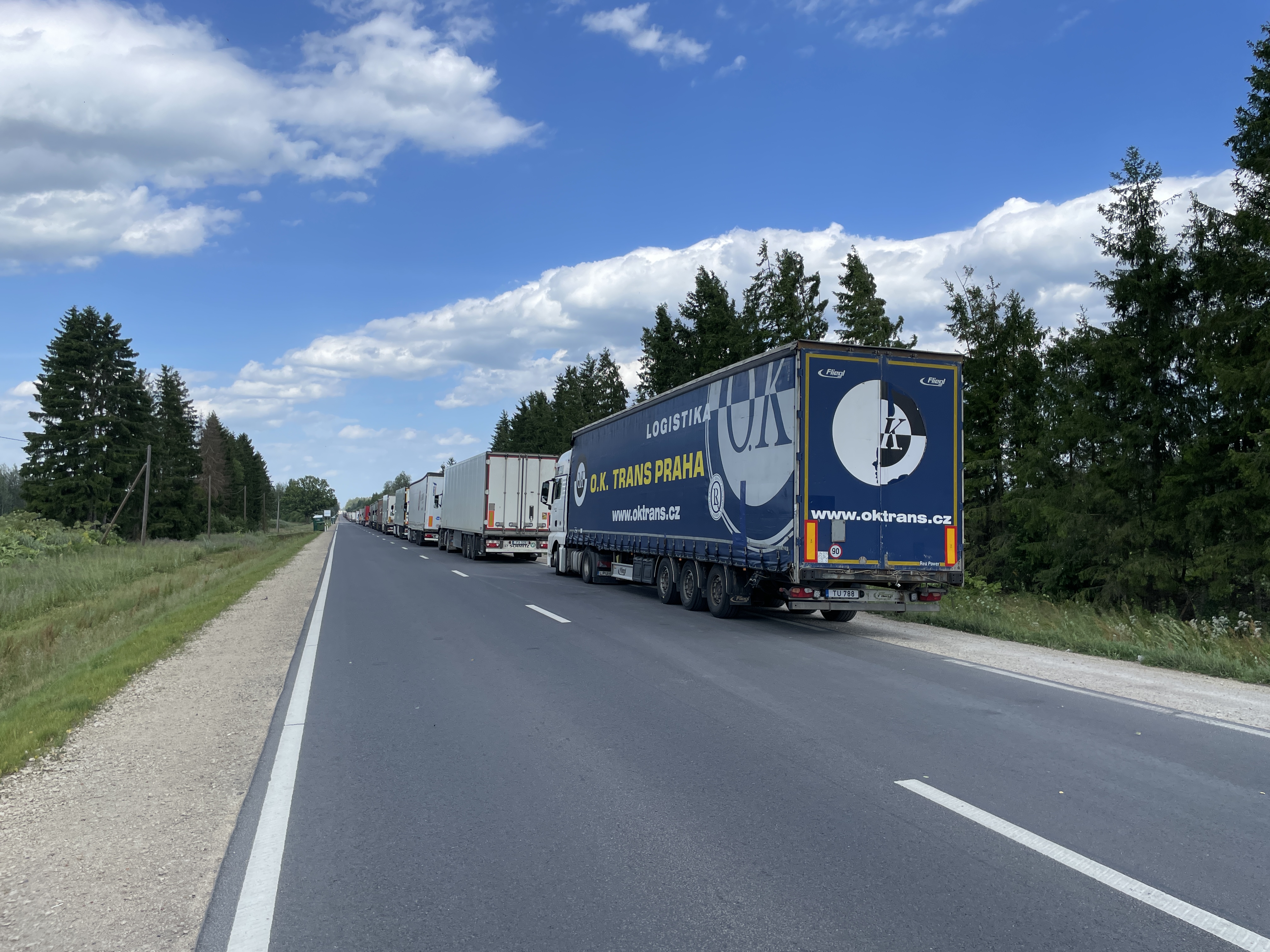 Teil des zwölf Kilometer langen Lkw-Staus auf der A13 zwischen Kārsava und Grenzübergang Grebņeva, Blick Richtung Grenzübergang zur Russischen Föderation