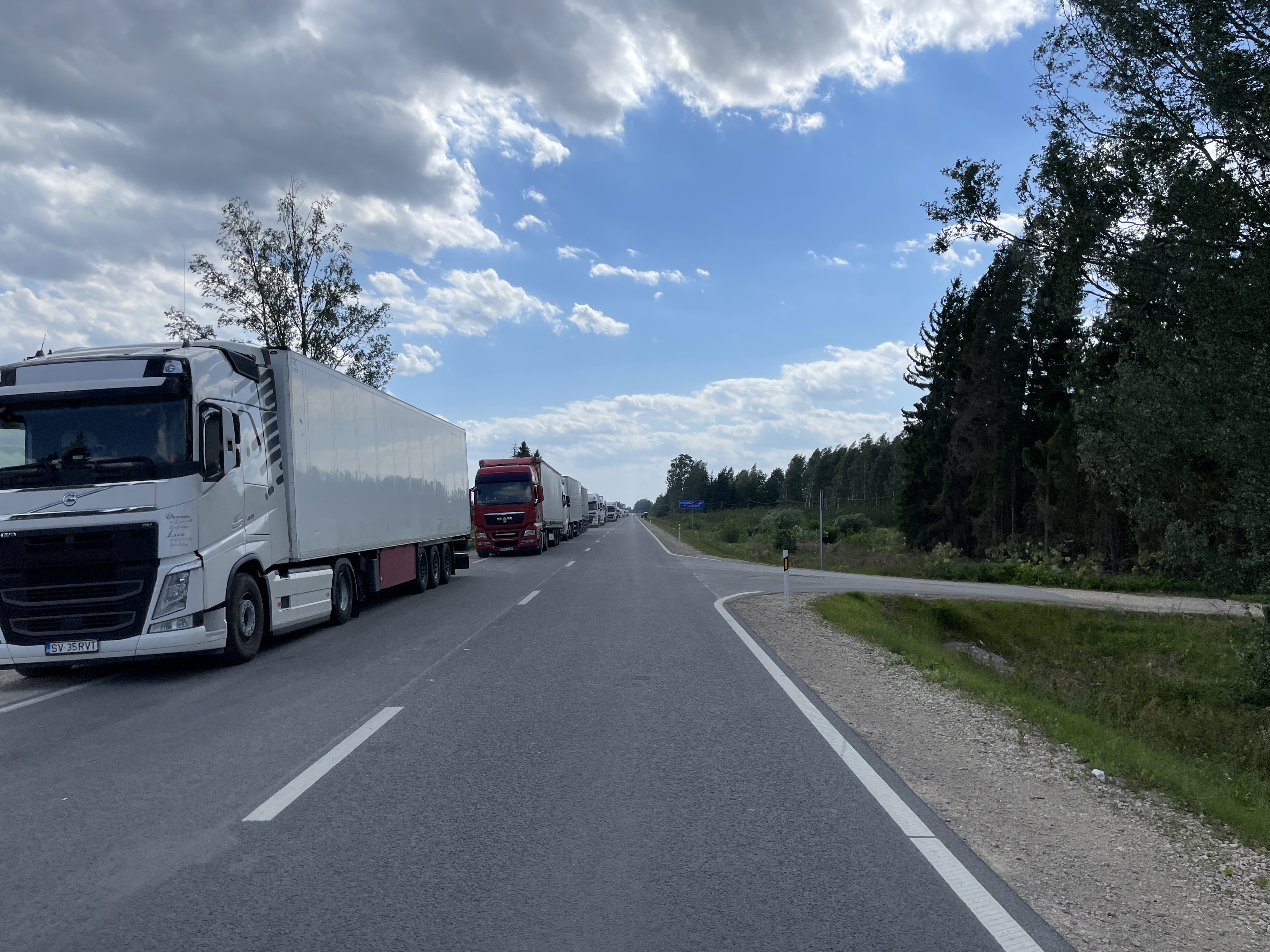 Lkw-Stau auf der A13 zwischen Kārsava und Grenzübergang Grebņeva, Blick Richtung Kārsava