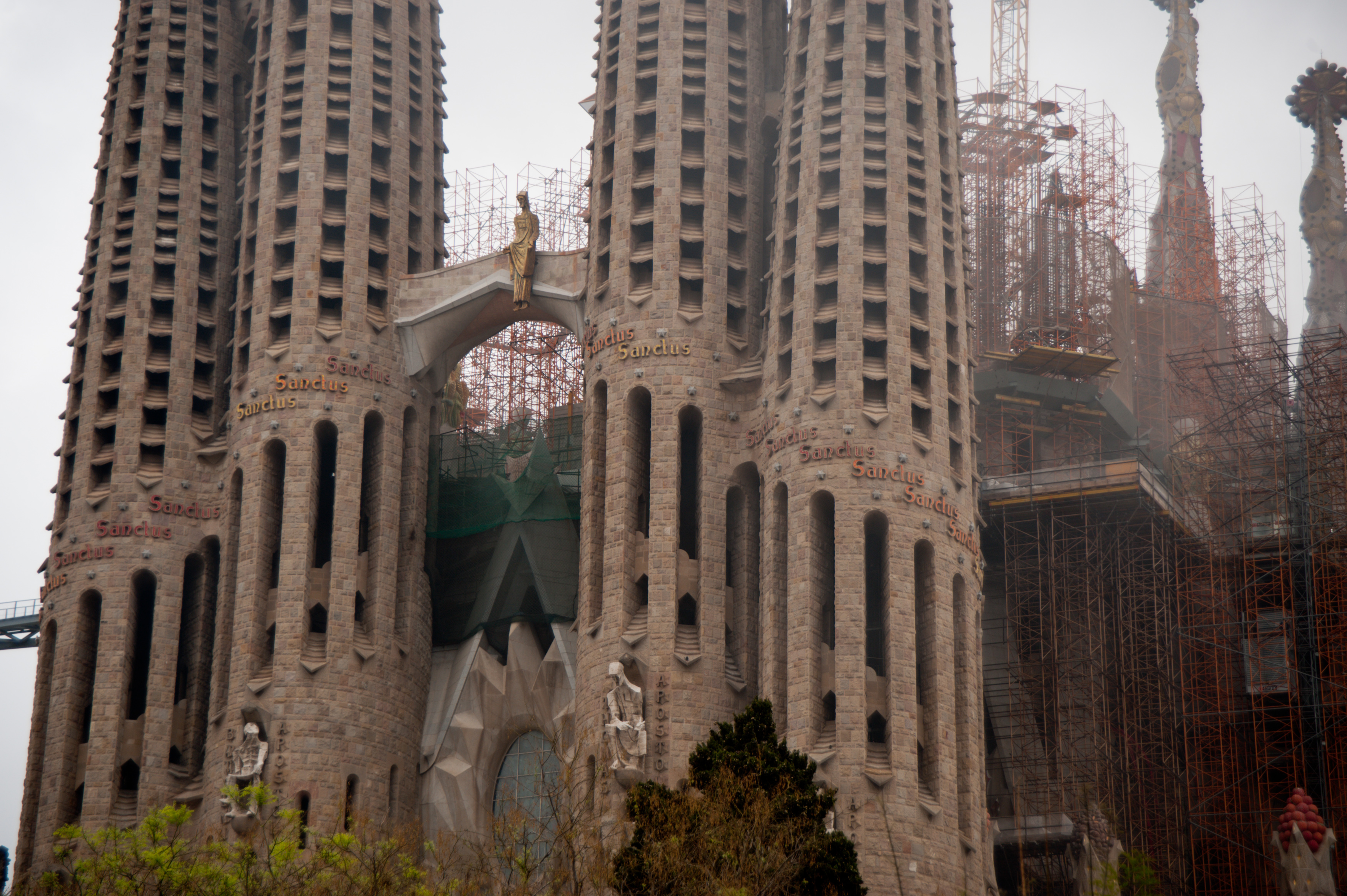 Sagrada Família, Passionsfassade mit Skulptur der Himmelfahrt Christi, 2011