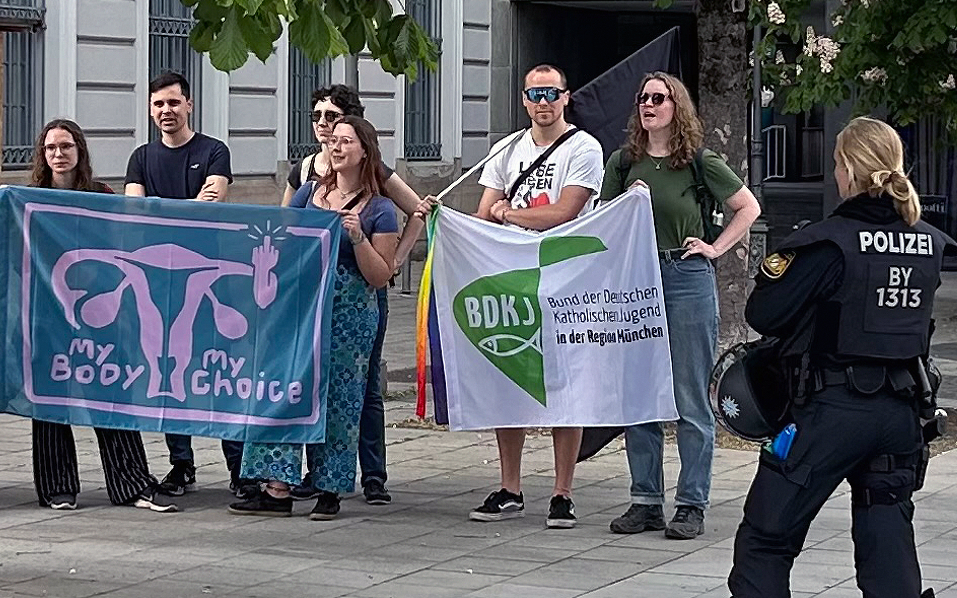 BDKJ-Mitglieder demonstrieren am Samstag, 3. Mai 2025, gegen den Münchner Marsch fürs Leben