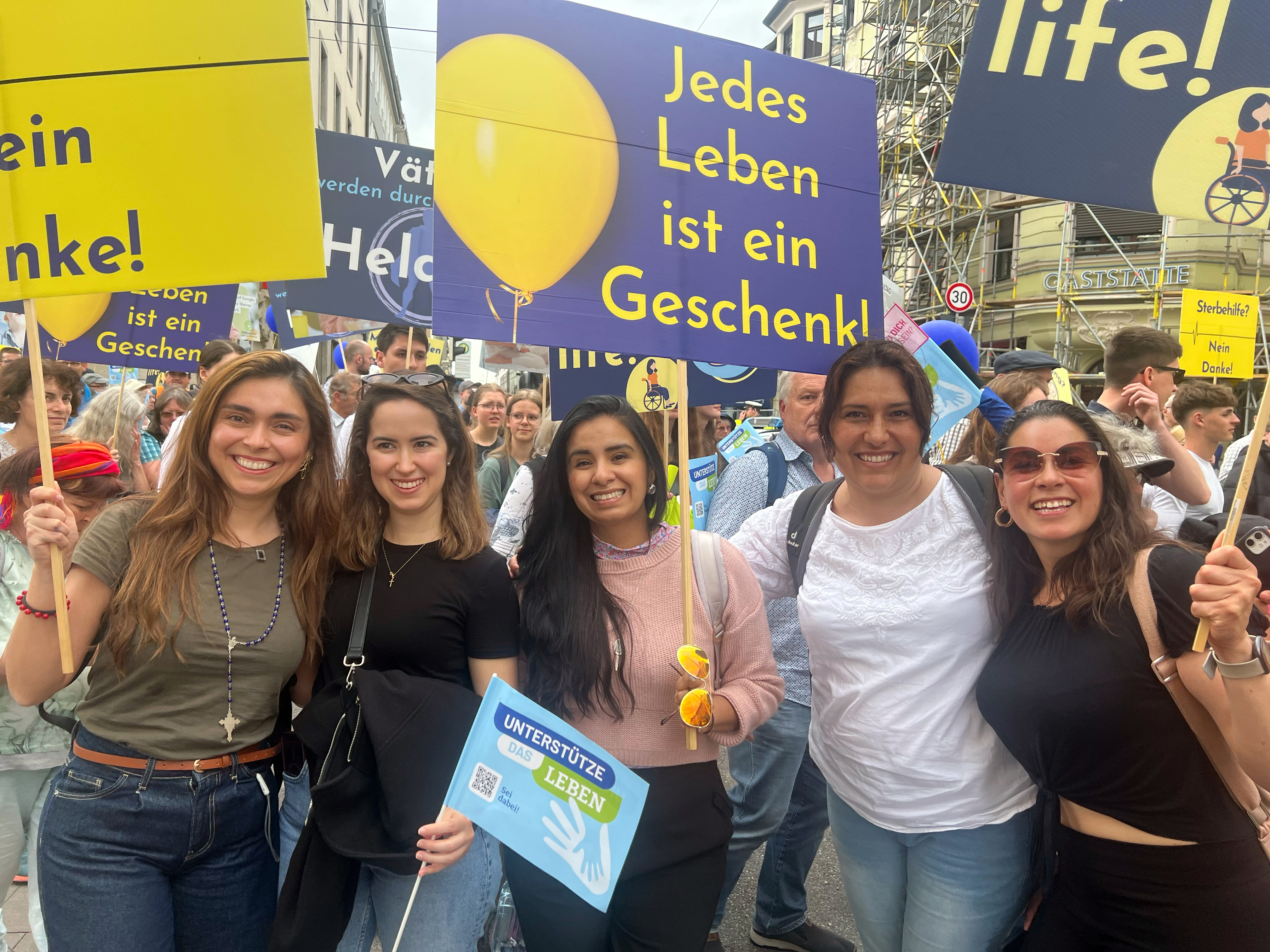 Claudia und ihre Freundinnen aus Bolivien und Mexiko beim Münchner Marsch fürs Leben