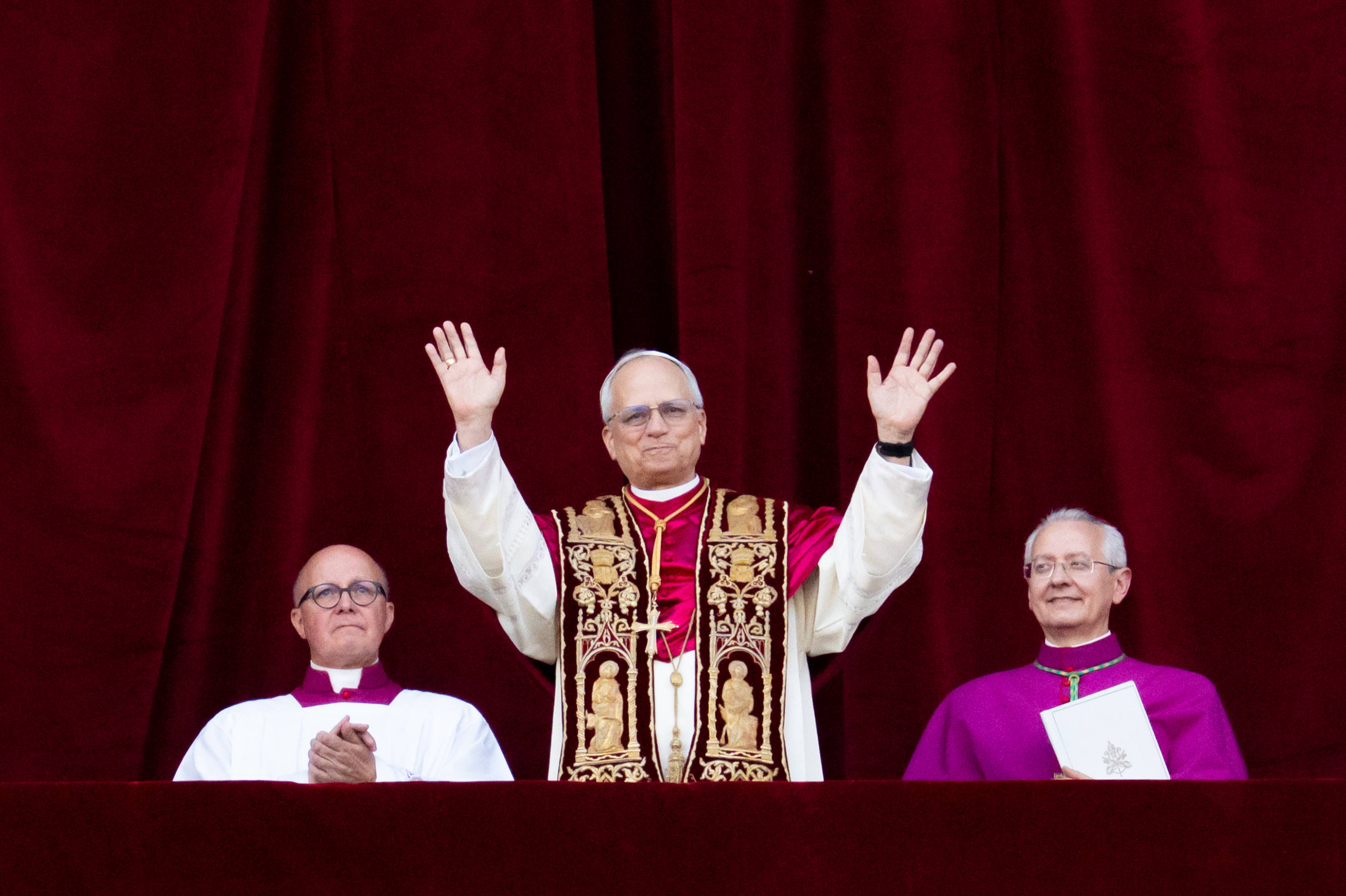 Papst Leo XIV. am Abend des 8. Mai 2025 auf Mittelloggia des Petersdoms