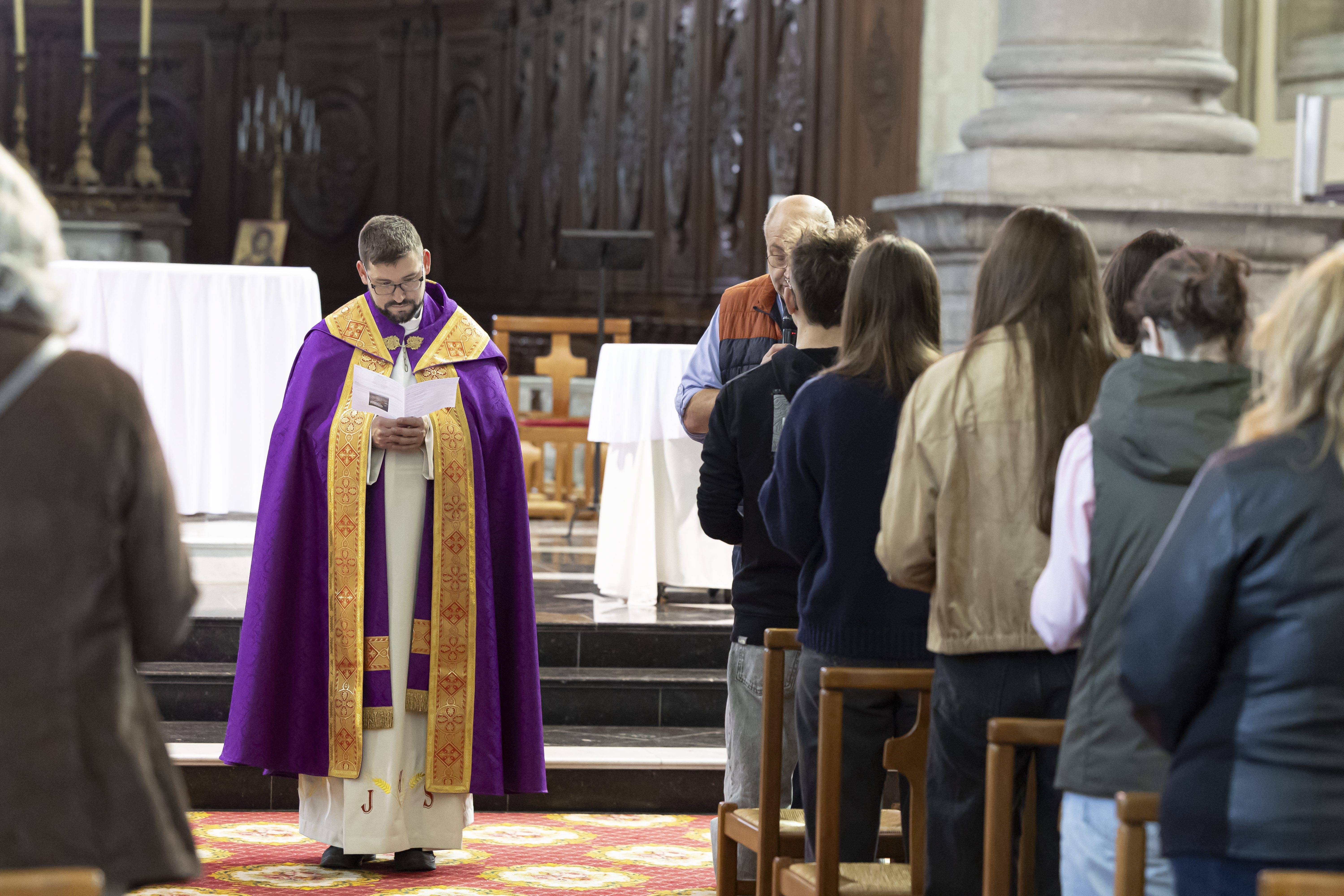 Junge Katechumenen am Vorabend ihrer Taufe in der Kirche Saint-Géry in der nordfranzösischen Stadt Cambrai
