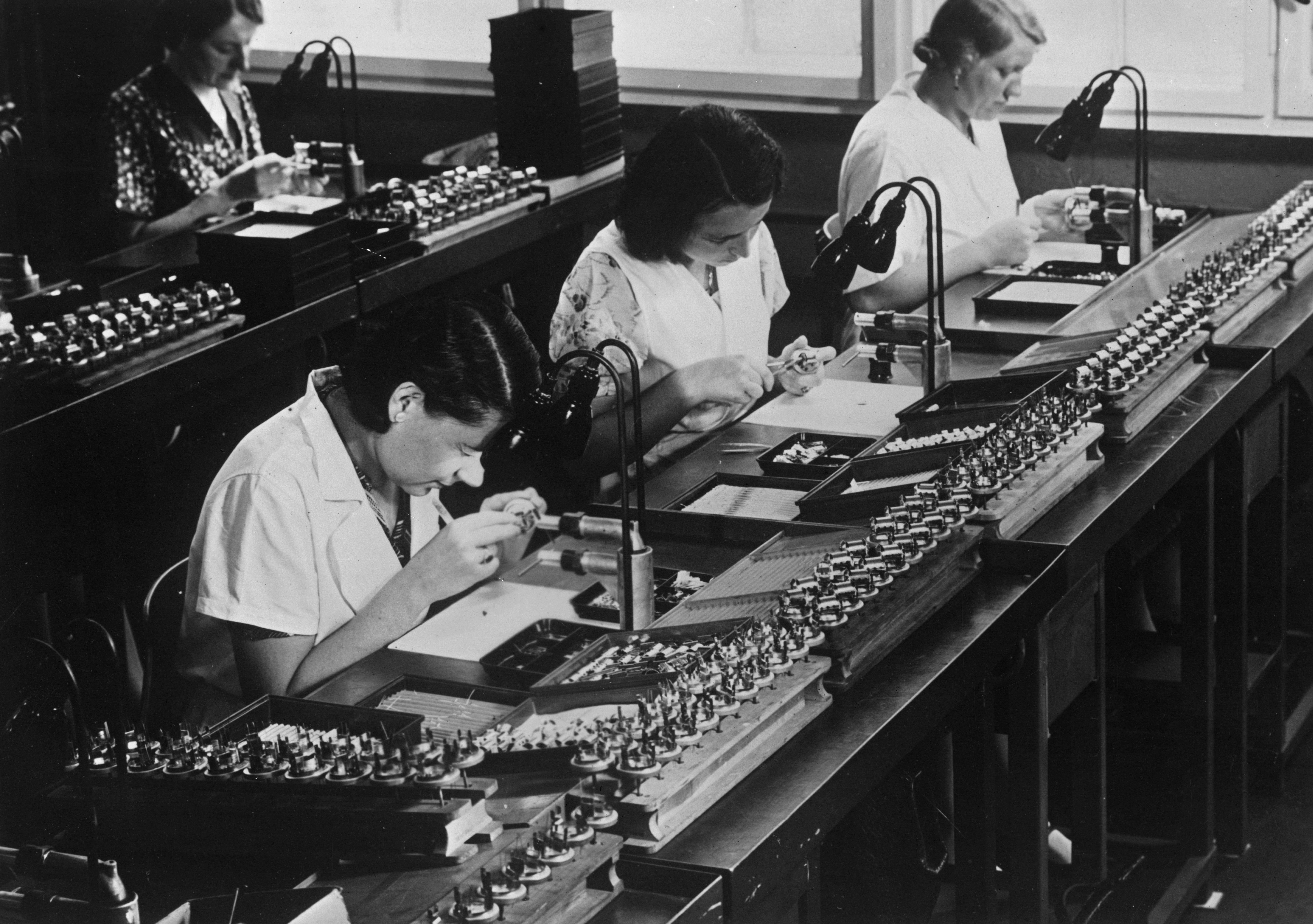 Fließband für Fernsehsendeausrüstung im Telefunken-Werk, Berlin, ca. 1935