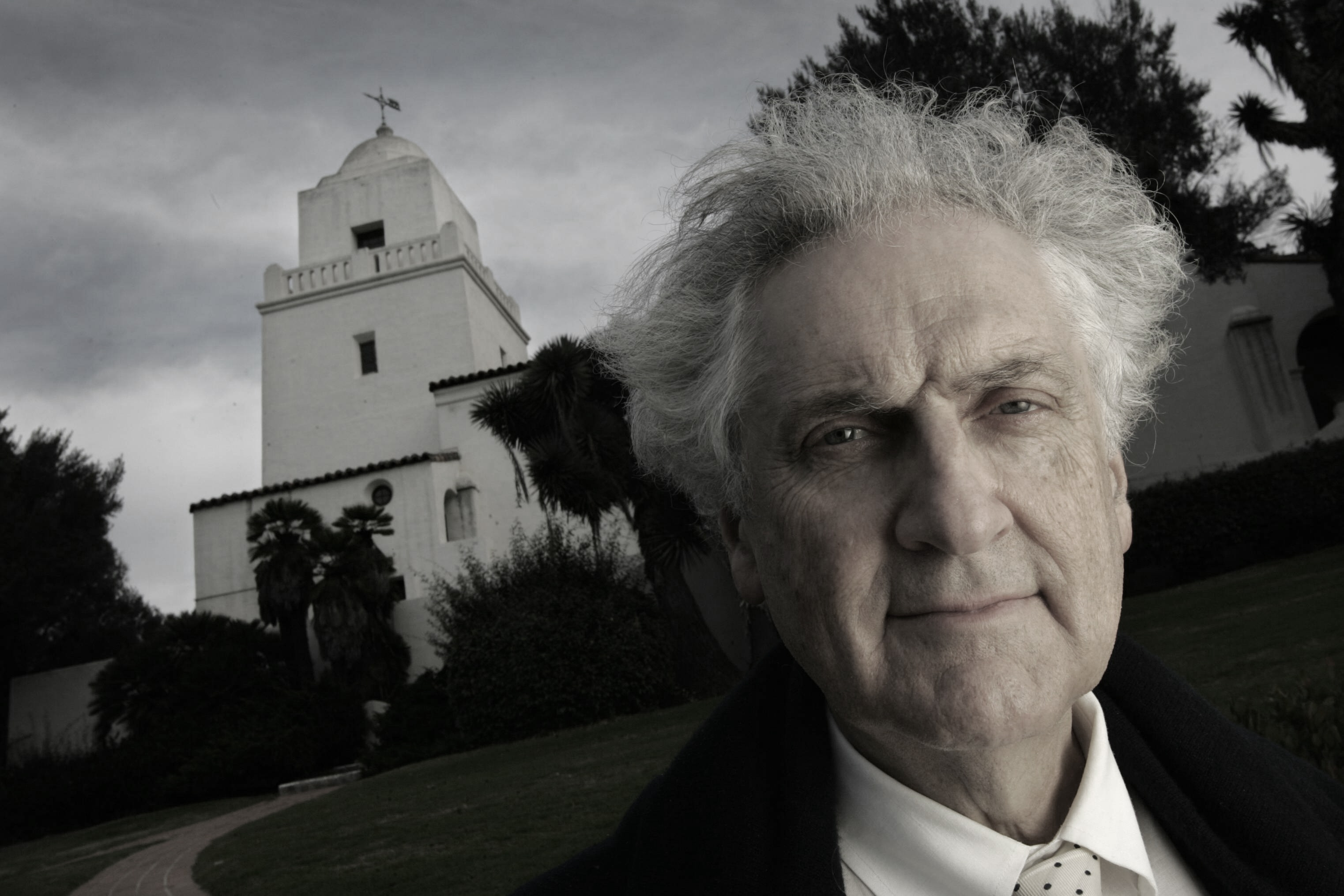 Léon Krier vor dem Junípero Serra Museum in San Diego, Kalifornien