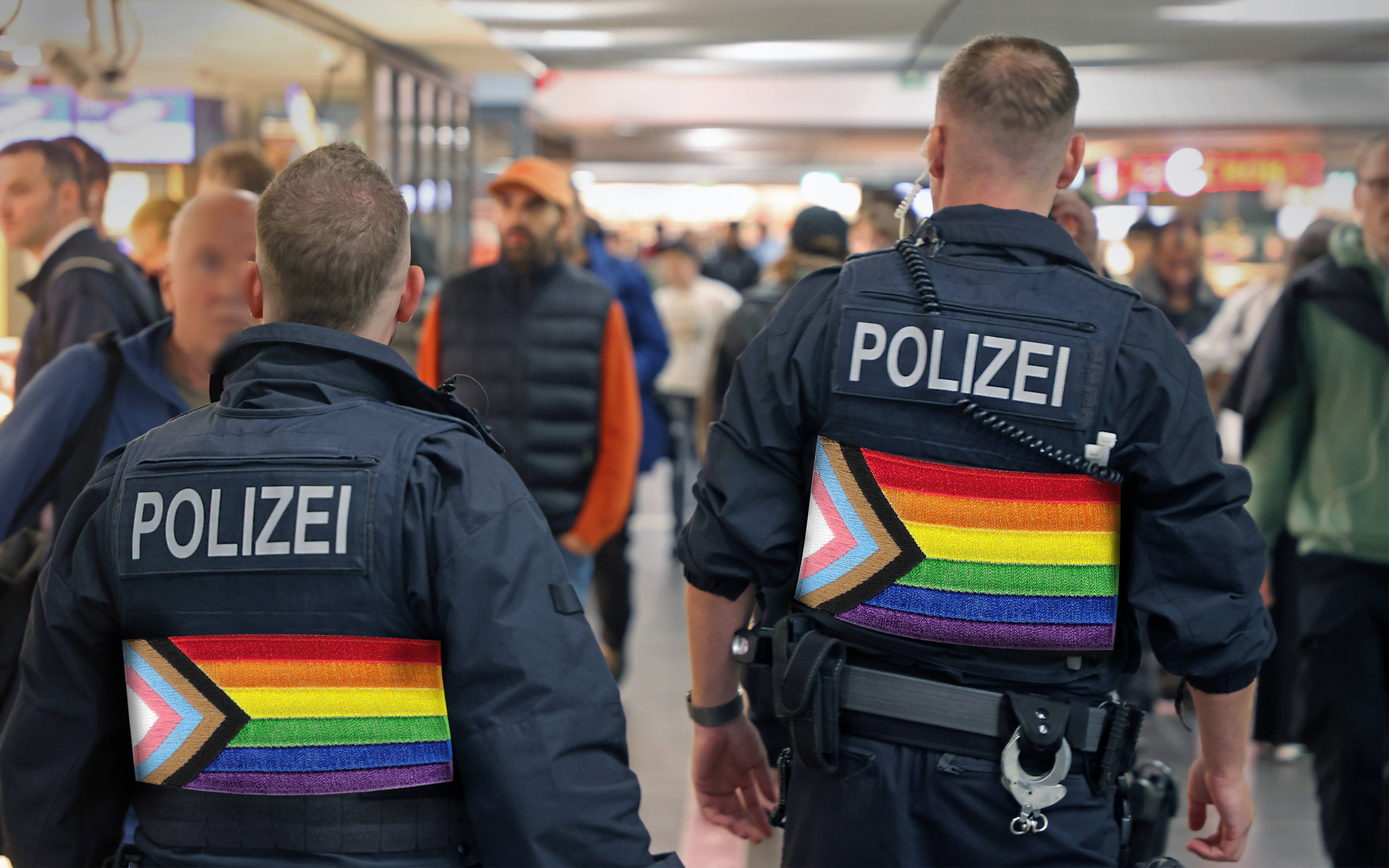 Polizisten mit Regenbogenfahnen