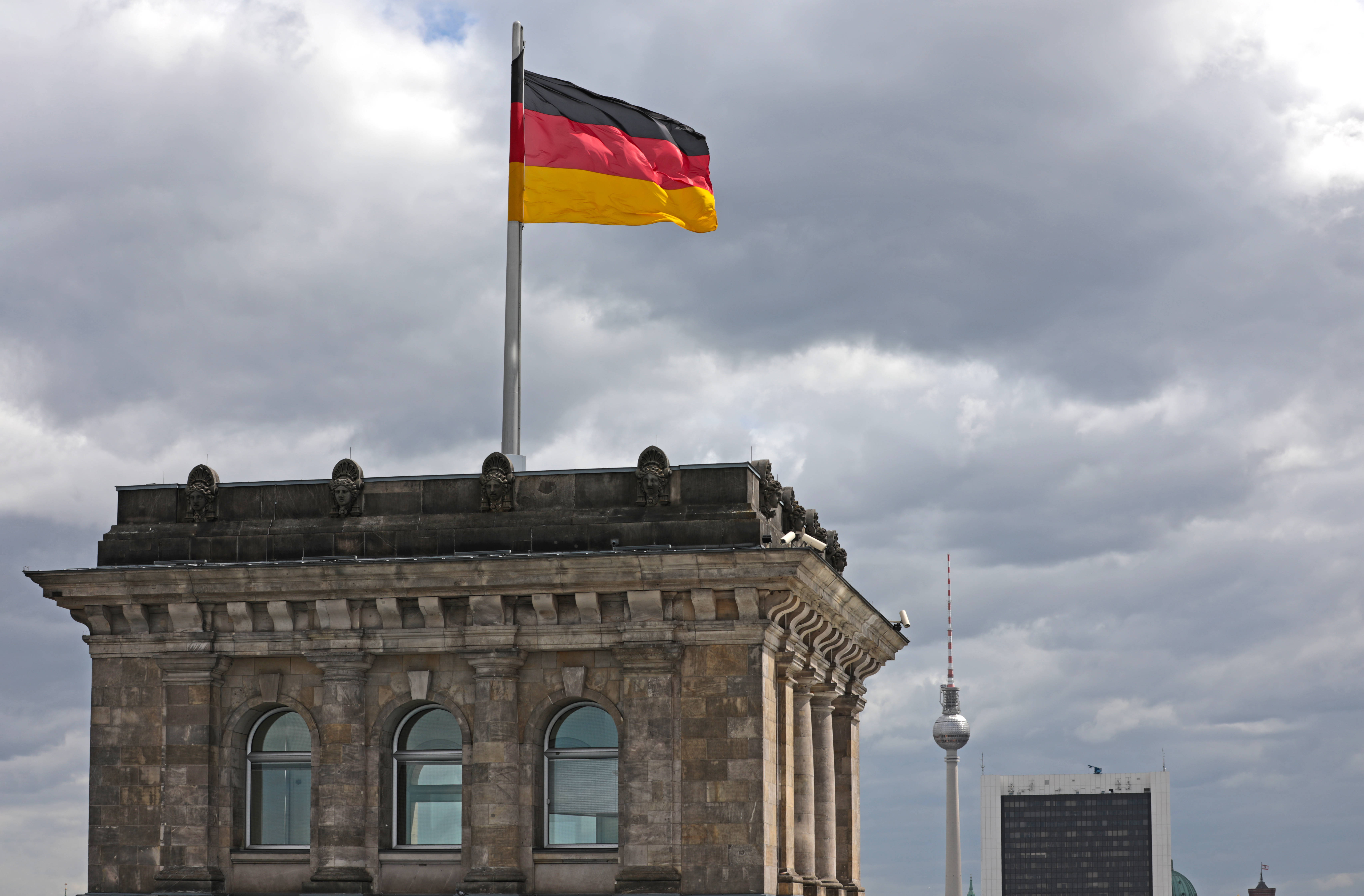 Deutschlandflagge auf einem Eckturm des Reichstagsgebäudes in Berlin