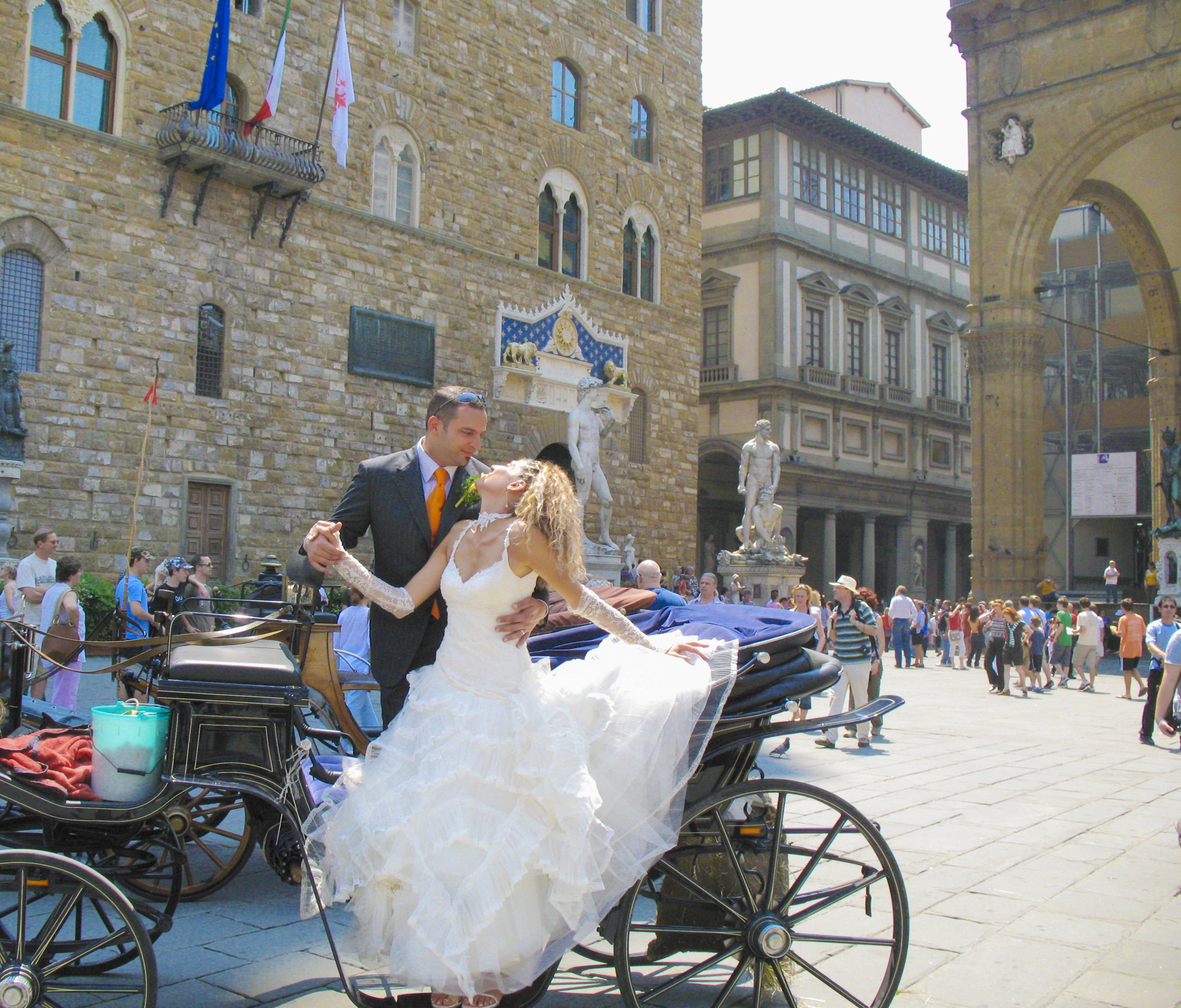 Frisch verheiratetes Paar mit Hochzeitskutsche in Florenz, Italien