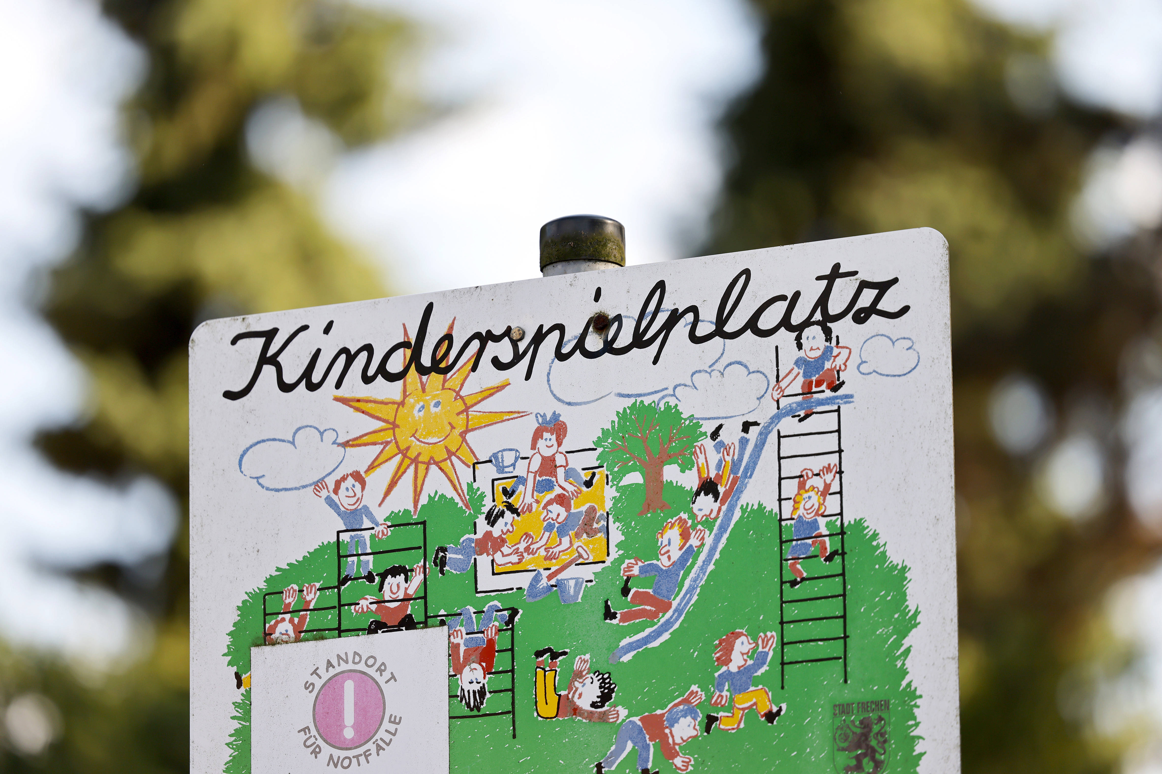 Kinderspielplatz-Hinweisschild (Symbolbild)