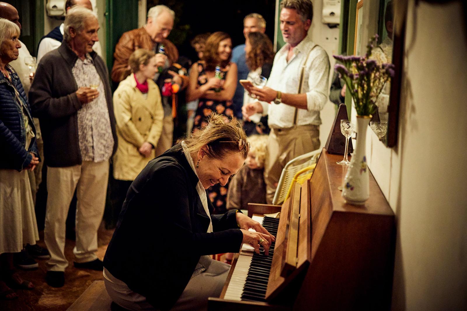 Sommerfest mit Oliver Stock im oberitalienischen Palazzo mit Gästen und Klavier, Juli 2025