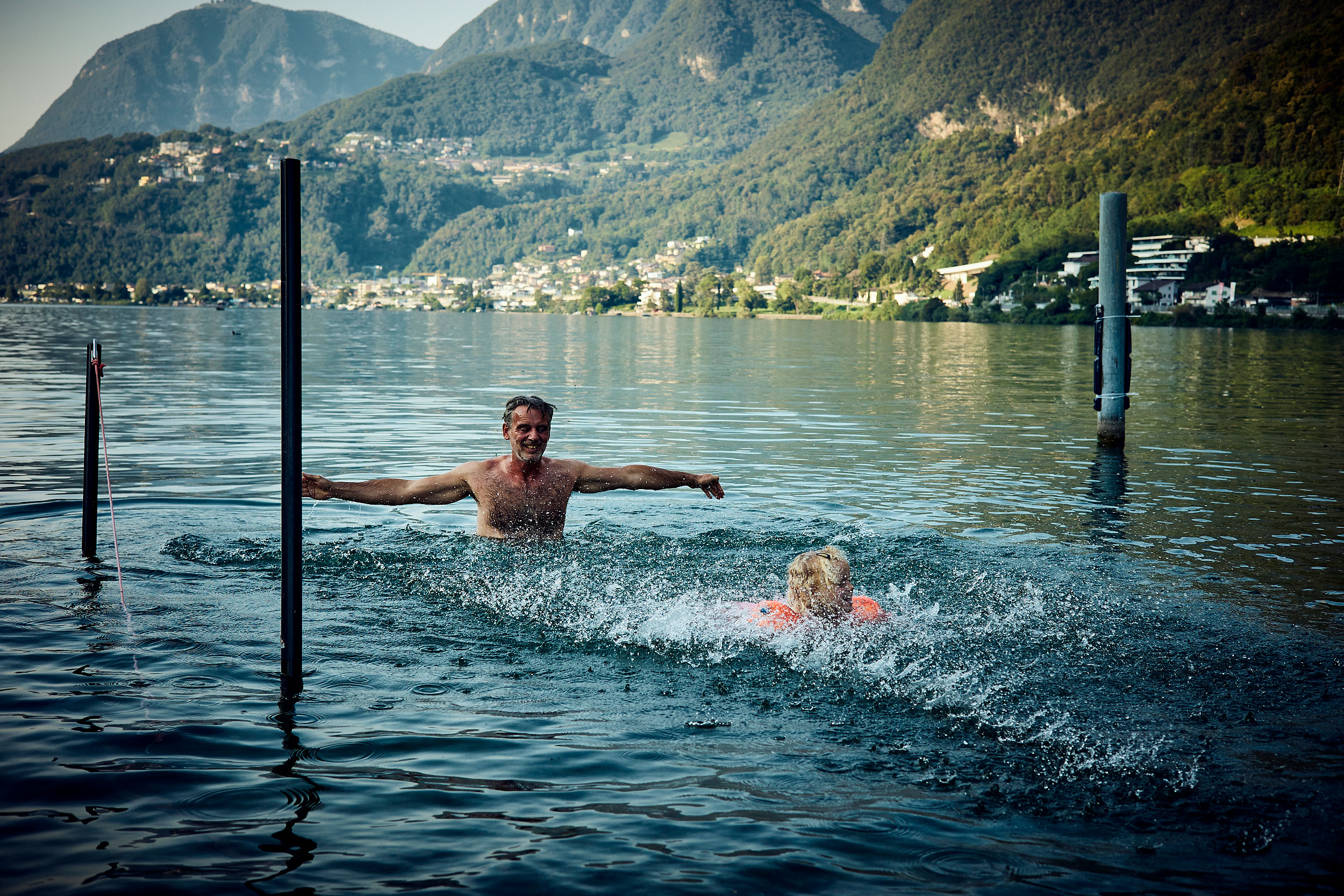 Oliver Stock Baden mit Kind unterhalb des Monte Generoso, Italien, August 2025