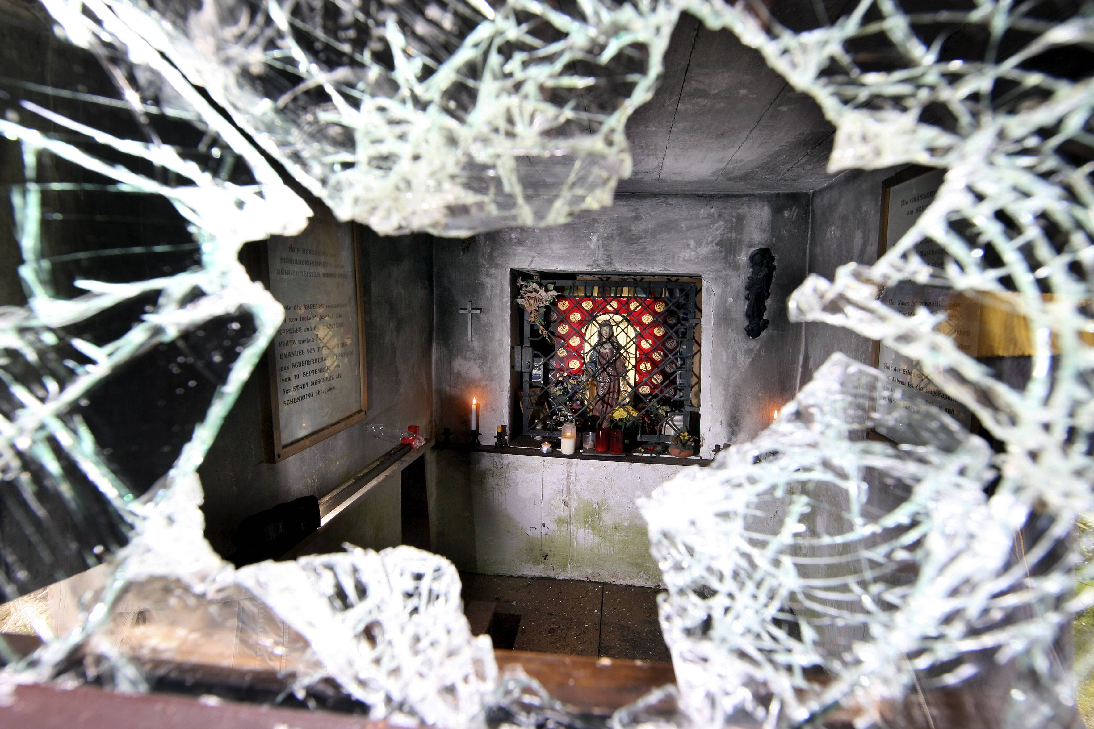 Zerstörte Fensterscheibe der Gänserich-Kapelle bei Meschede