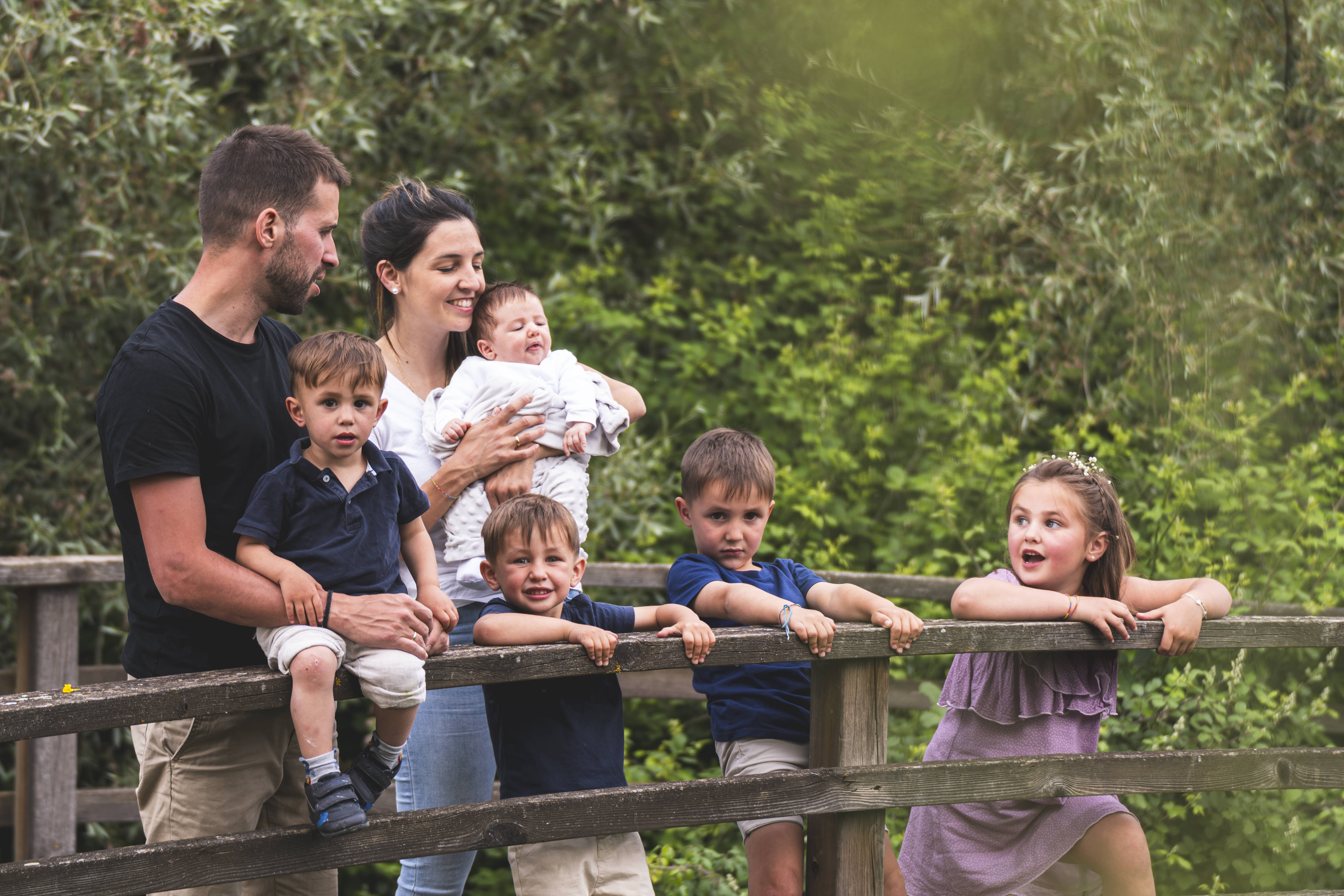 Ehepaar mit fünf kleinen Kindern in einem Park