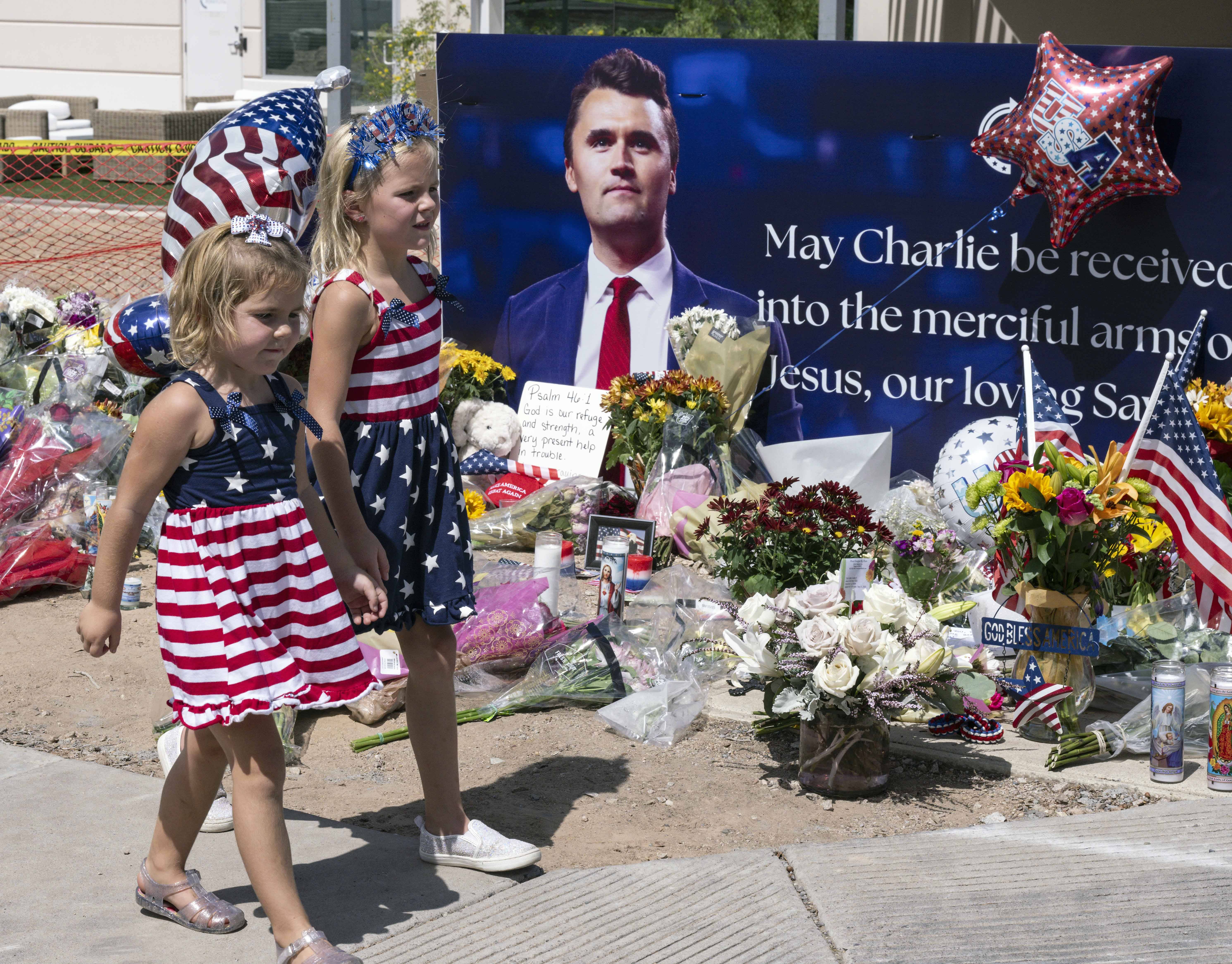 Junge und Alte trauern an einer improvisierten Gedenkstätte vor dem Hauptsitz von Turning Point USA um den ermordeten Aktivisten Charlie Kirk, 11.09.2025