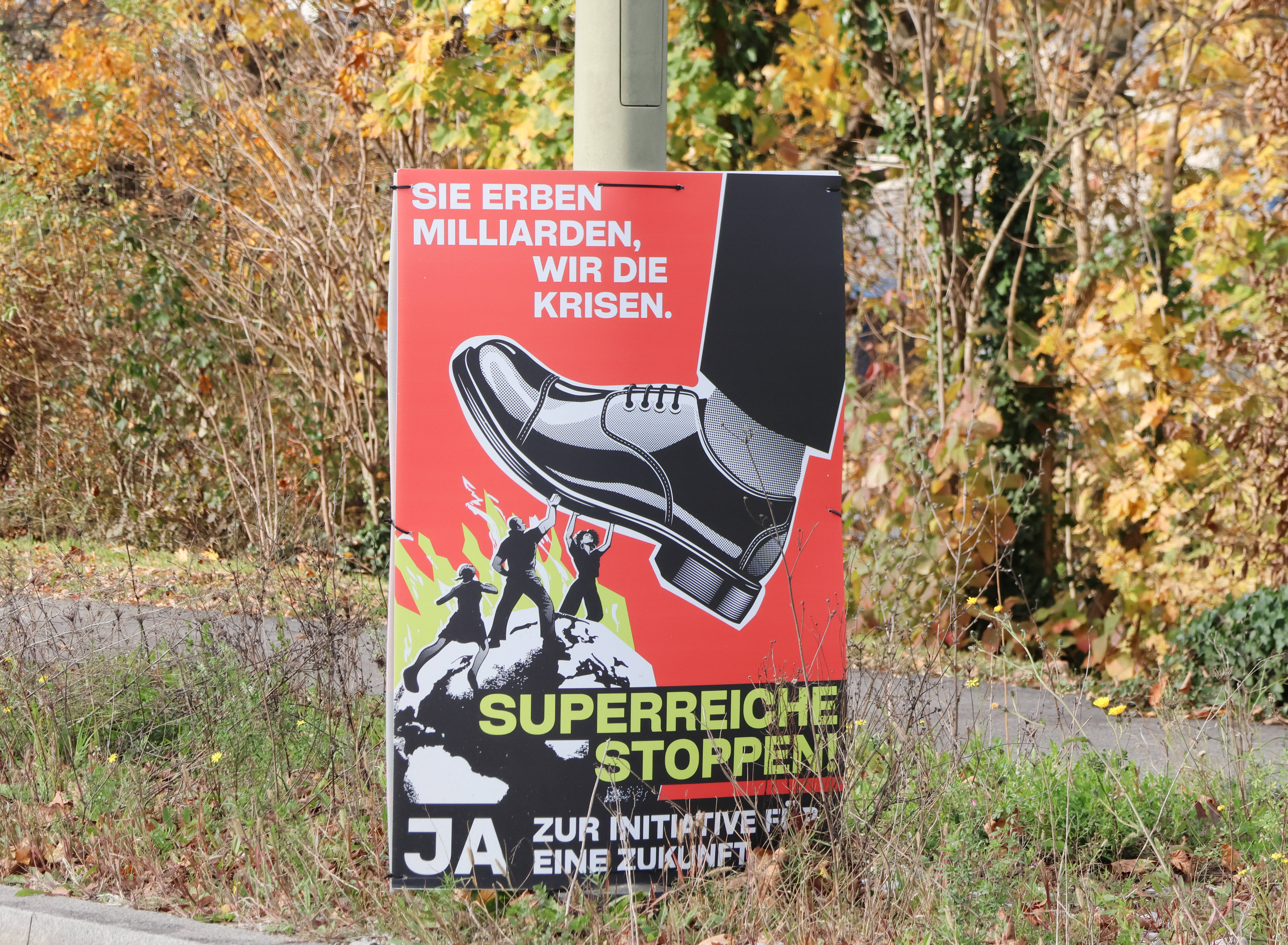 Werbeplakat für die Volksinitiative für eine Erbschaftssteuer: „Superreiche stoppen“ – zum Schaden für alle anderen