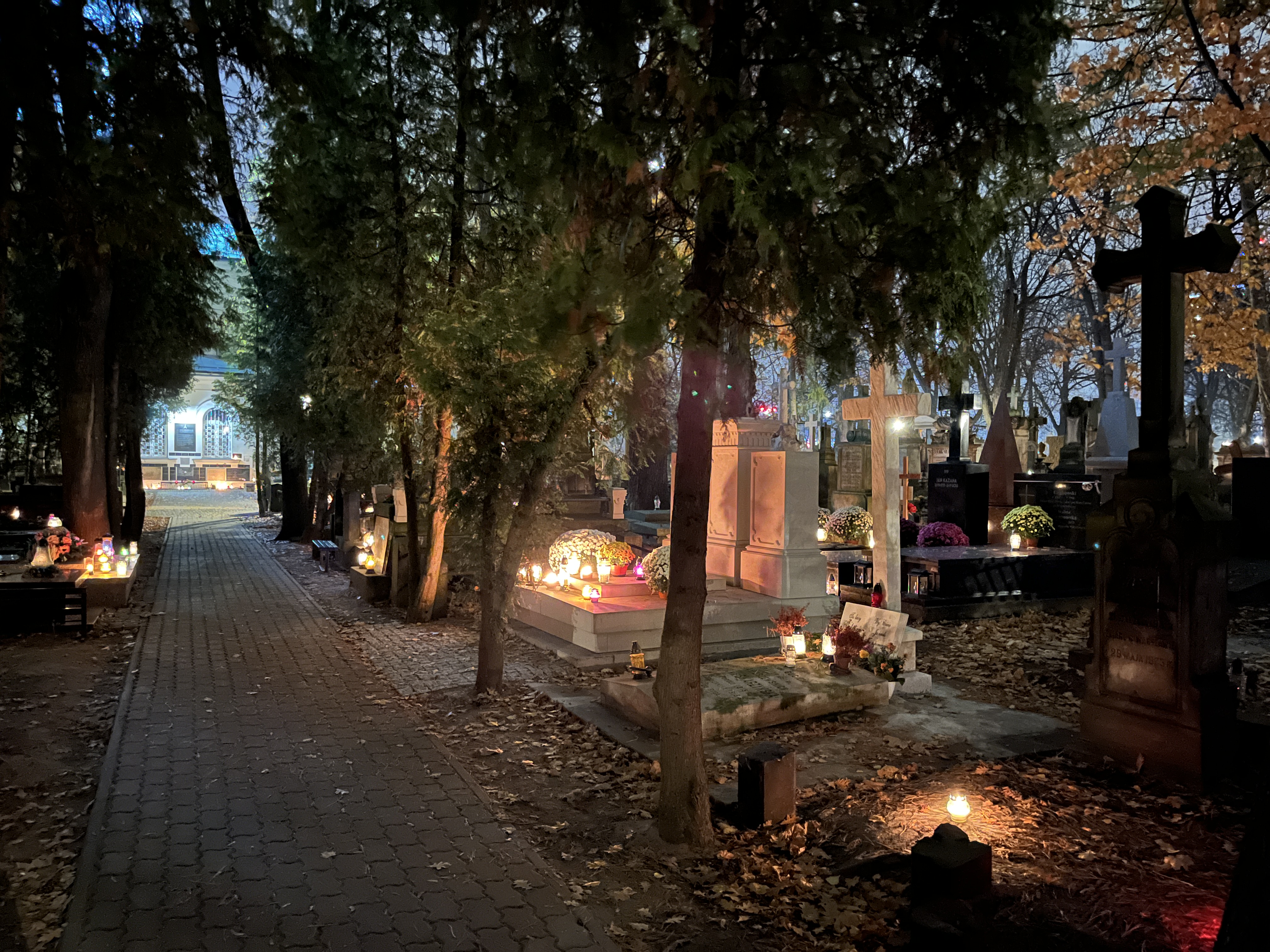 Allerheiligen auf dem Powązki-Friedhof in Warschau