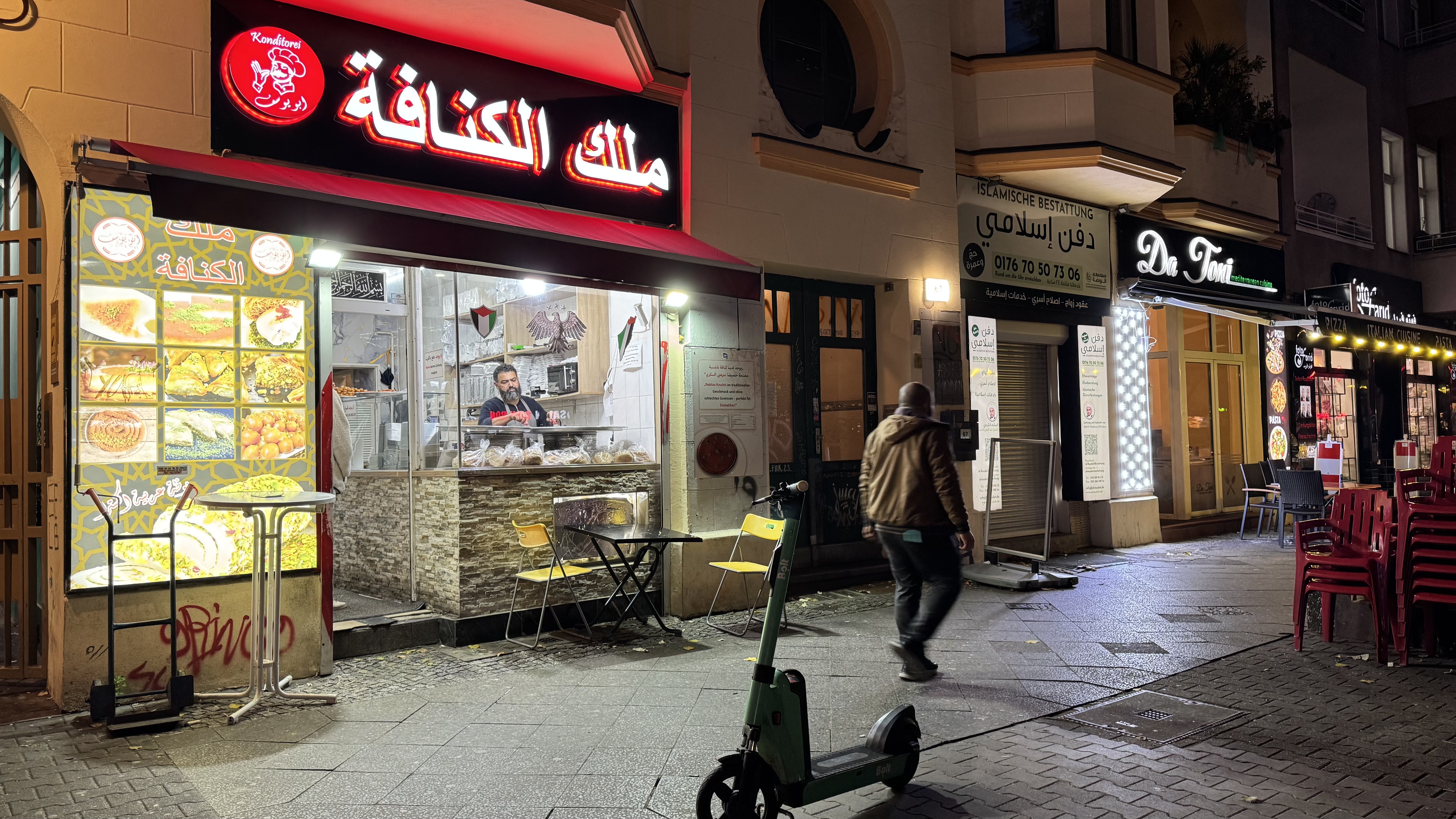 Straße in Berlin mit arabischem Laden