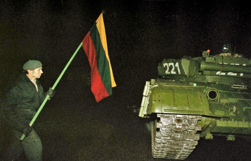 Während der Januarereignisse in Litauen 1991: Ein Mann hält einem sowjetischen Panzer die litauische Flagge entgegen, Vilnius (Wilna), 13. Januar 1991