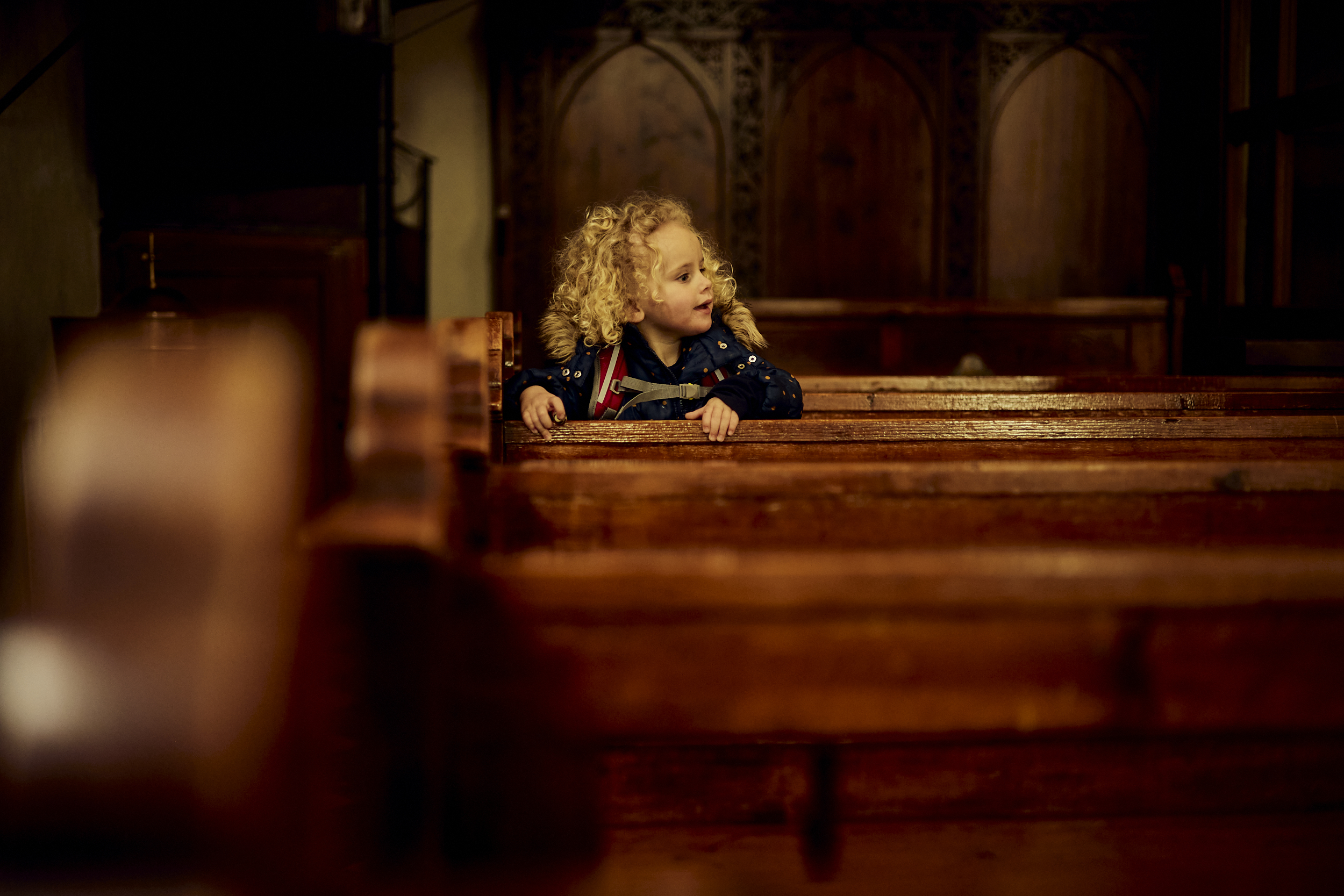 Oliver Stocks Töchterchen sitzt in der Kirchenbank