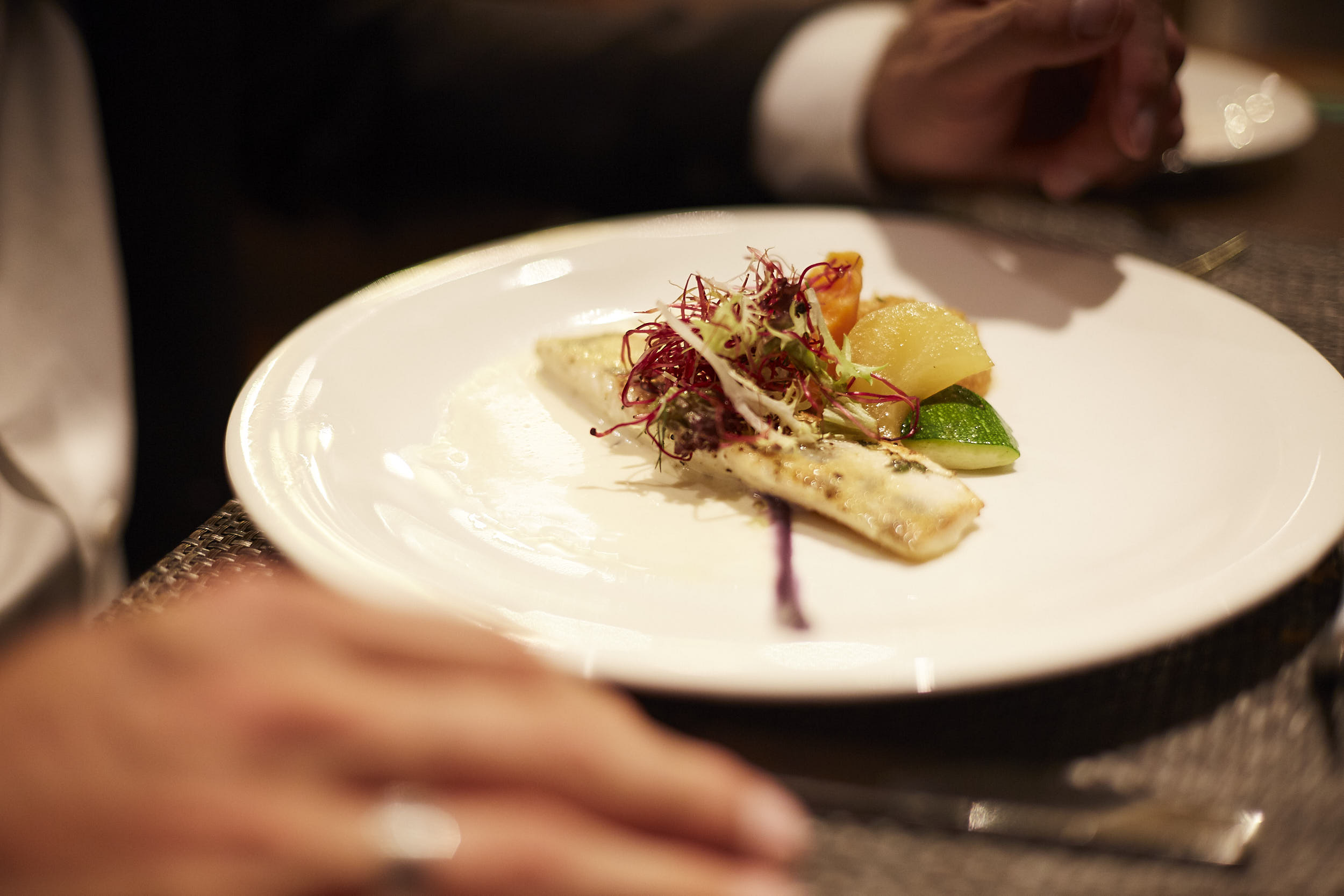 Feine Speise auf dem Teller, feiner Herr im Anzug