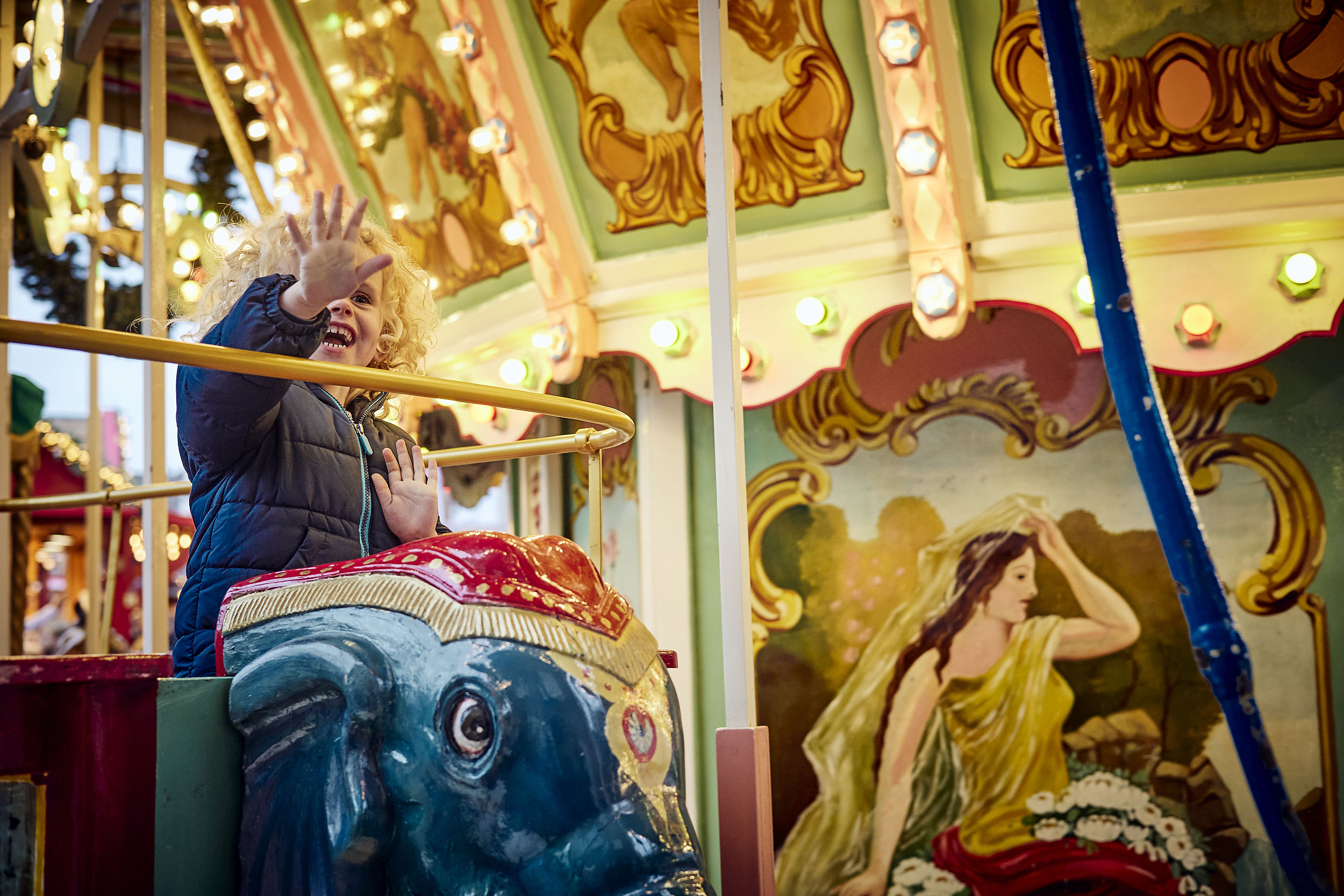 Das Töchterchen auf dem Karussell auf dem Adventsmarkt
