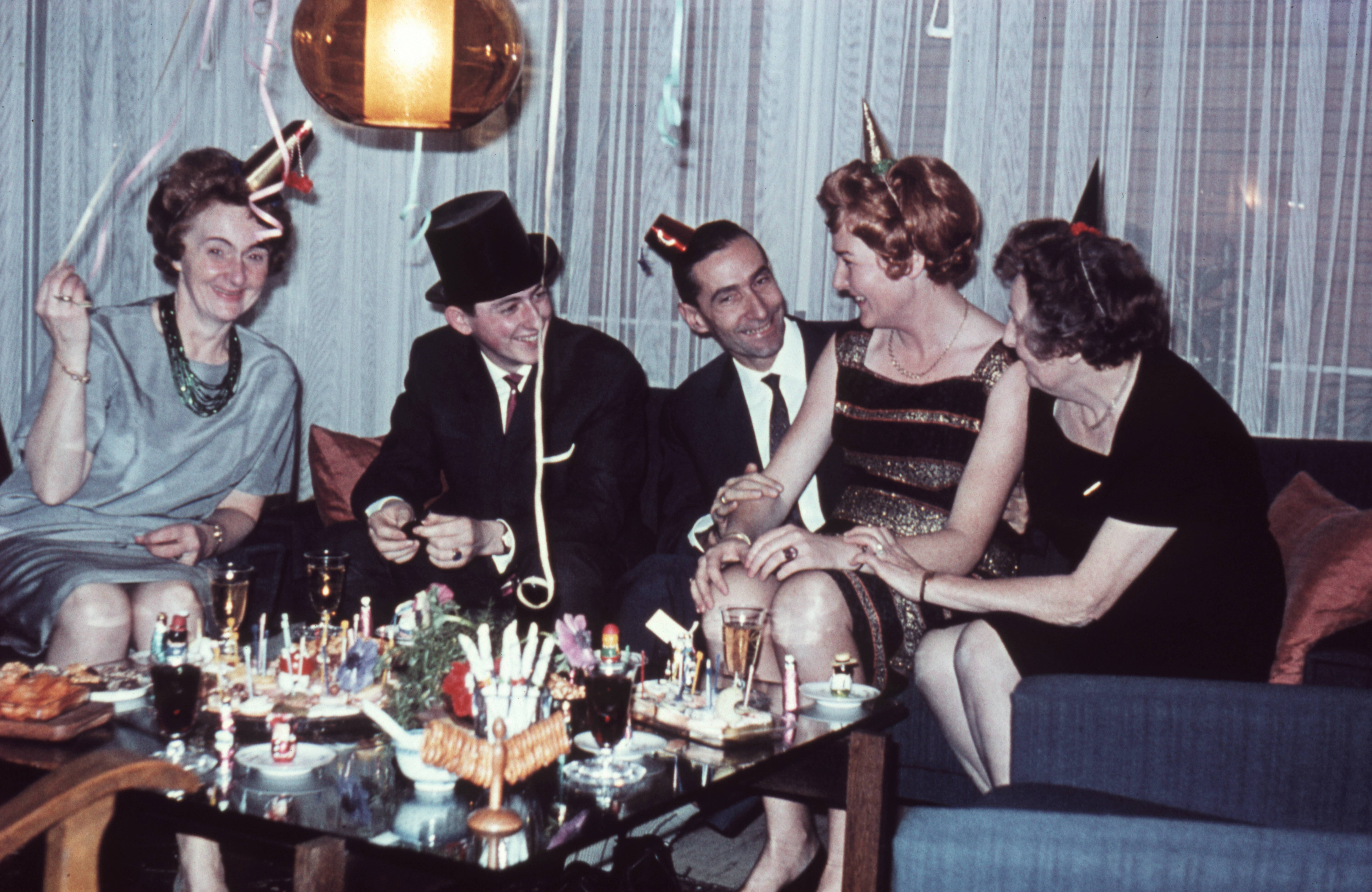 Party in einem Wohnzimmer in Deutschland, 1960er-Jahre