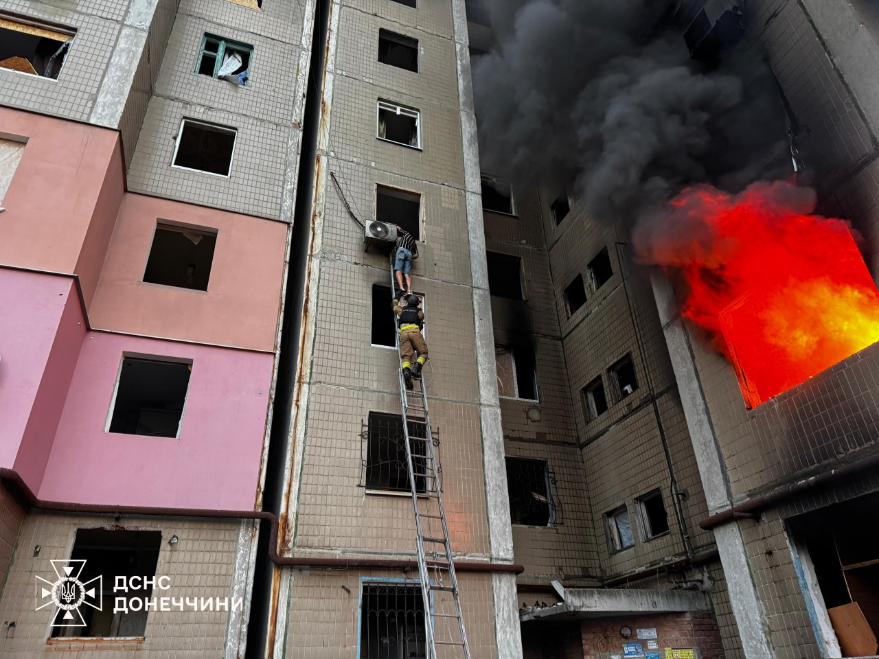 Rettungskräfte bei der Arbeit in Kostjantyniwka (Region Donezk, Ukraine) nach russischem Beschuss am Morgen des 22. August 2025
