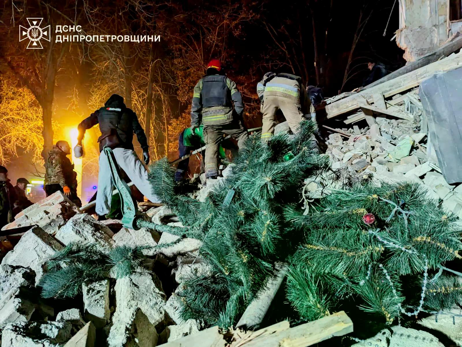 Vierstöckiges Wohngebäude in Krywyj Rih (Bezirk Dnipropetrowsk) nach russischem Raketenangriff, 24.12.2024