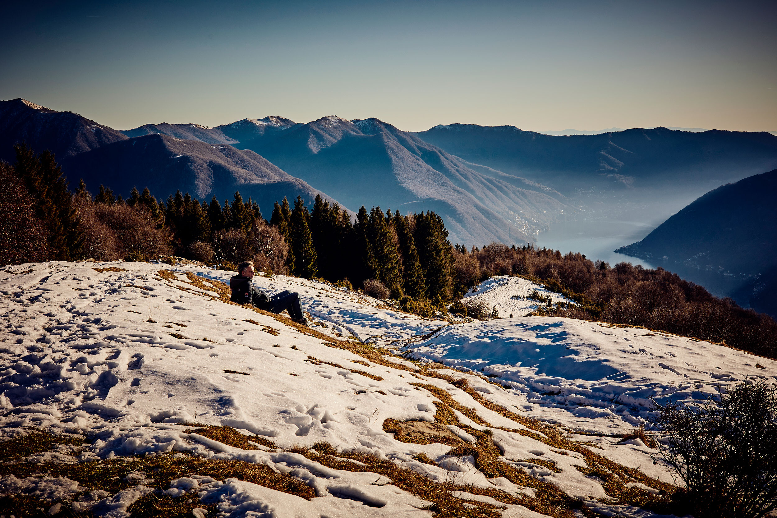 Schneefeld mit Aussicht auf Berge