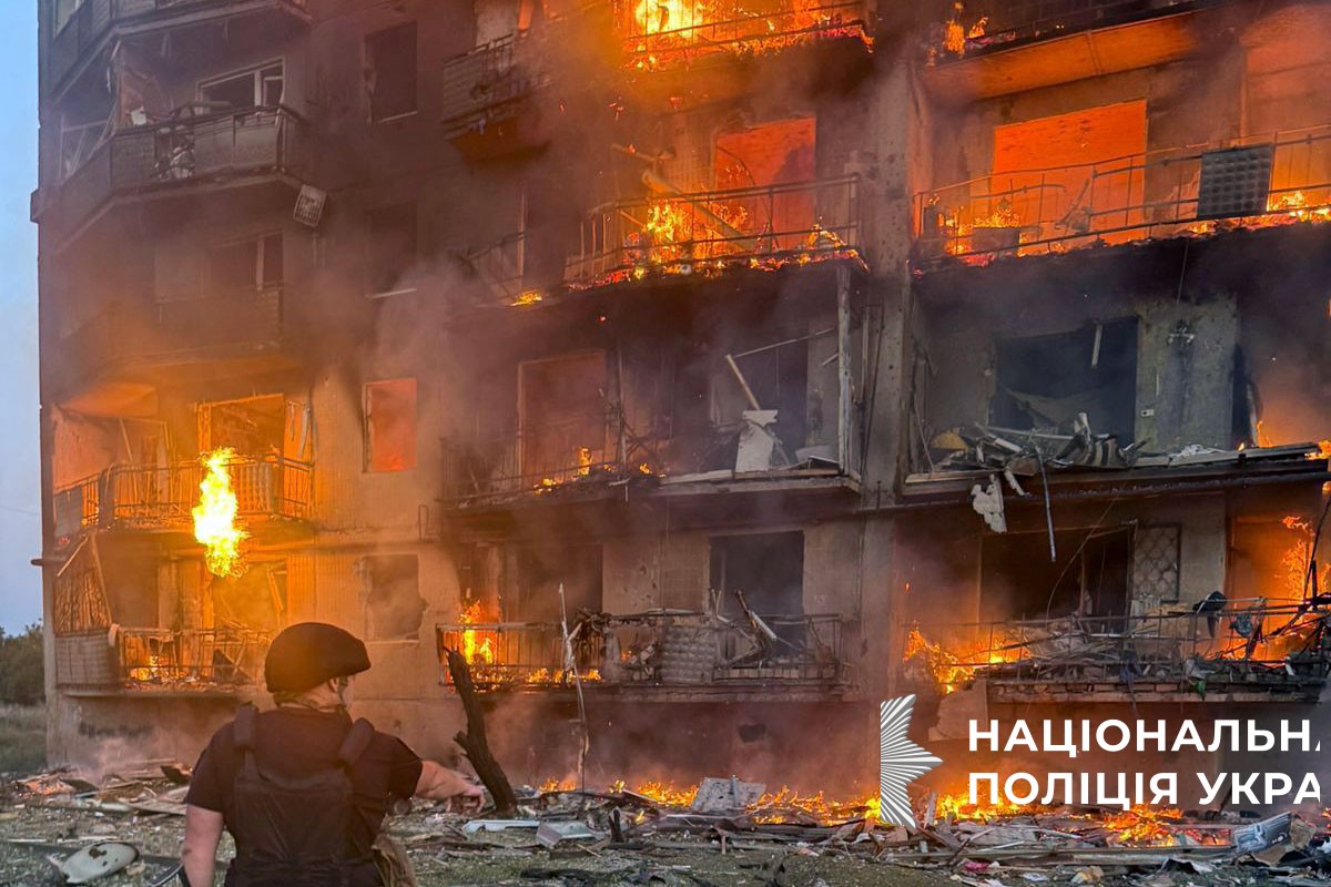 Wohngebäude im ukrainischen Bezirk Donezk nach russischem Beschuss, 22.08.2025