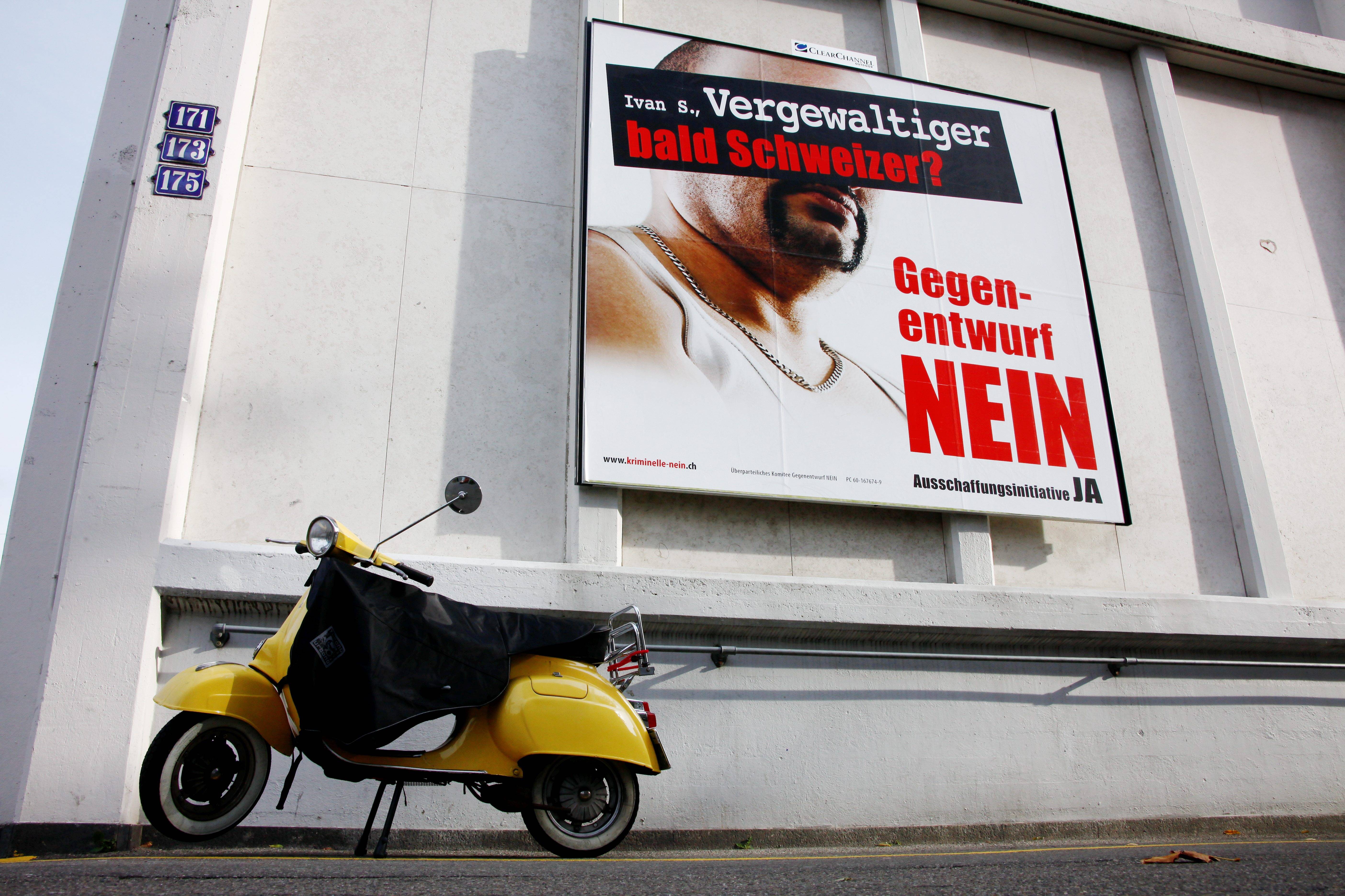 Zürich Plakat der SVP Ausschaffungsinitiative