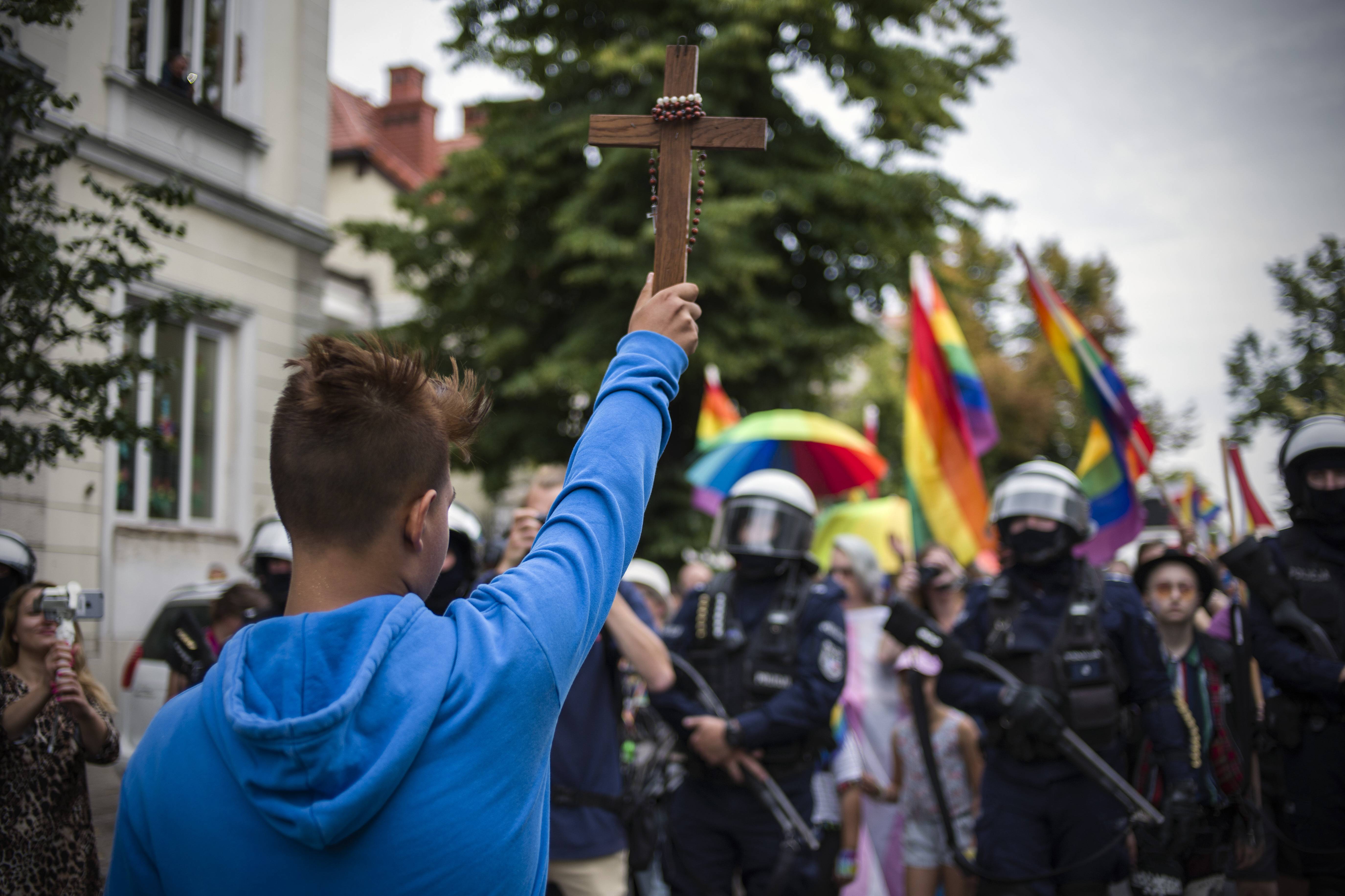 Christ stellt sich 2019 in Polen einer von der Polizei geschützten LGBTQ-Demonstration entgegen
