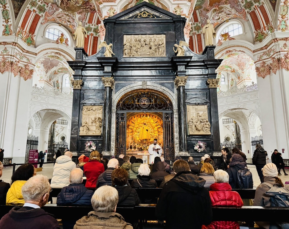 Beginn der Wallfahrt in der Gnadenkapelle in der Klosterkirche Einsiedeln