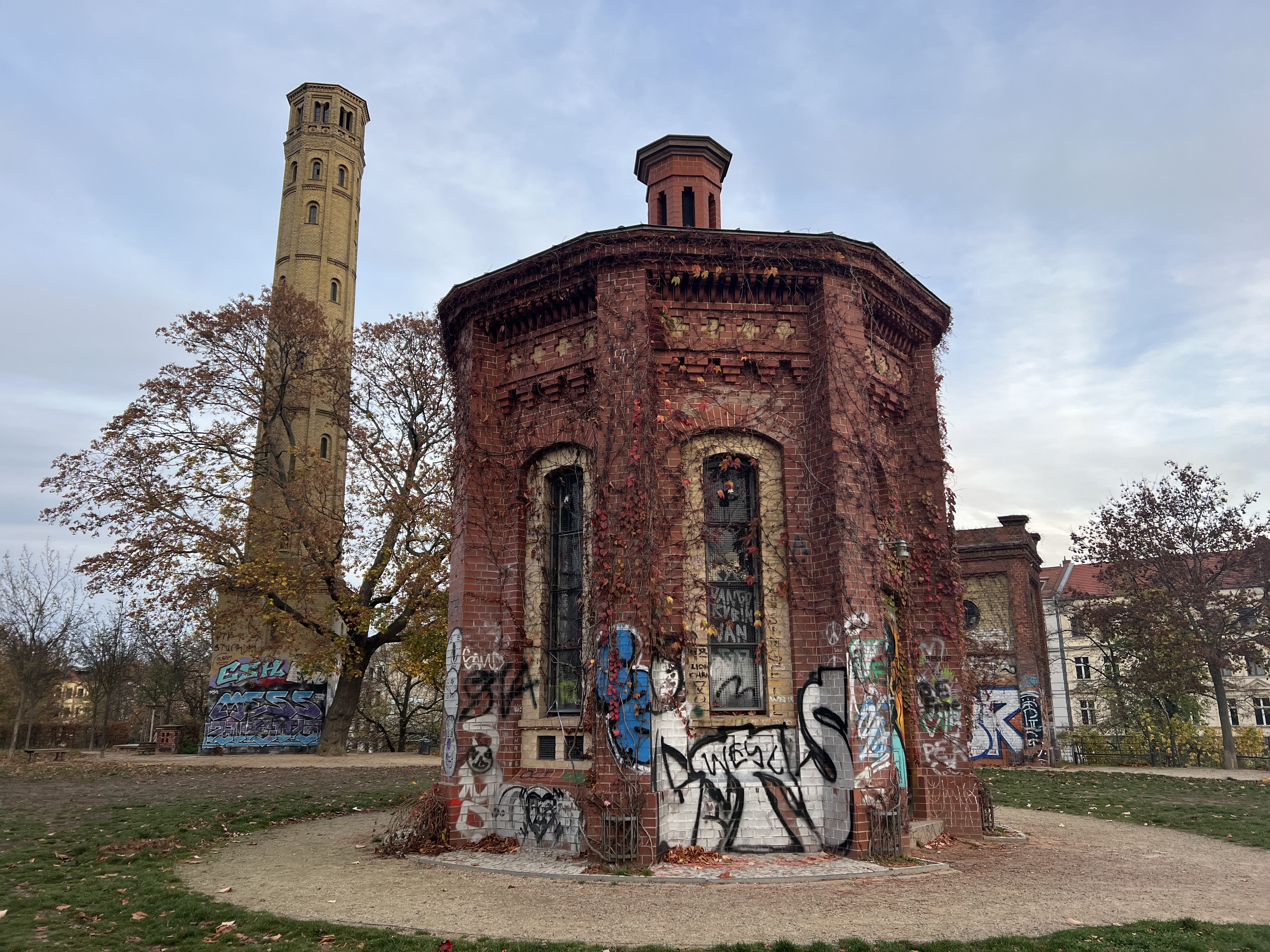 Verschandelung historischer Gebäude durch Graffiti-Schmierereien am Wasserturmplatz in Berlin-Prenzlauer Berg