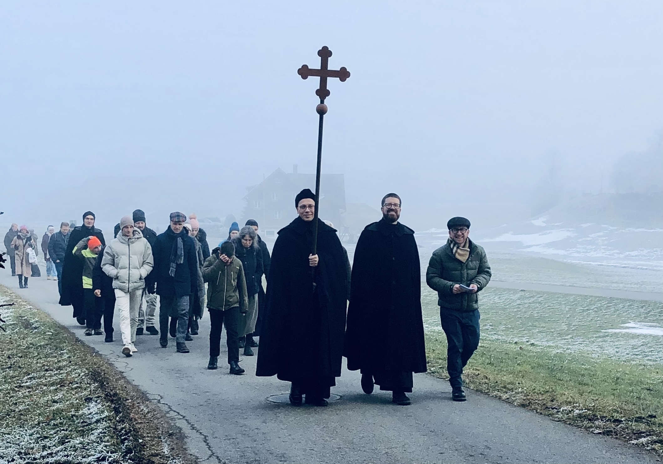 Wallfahrt vom Kloster Einsiedeln zum Kloster Au mit zwei Benediktinern an der Spitze