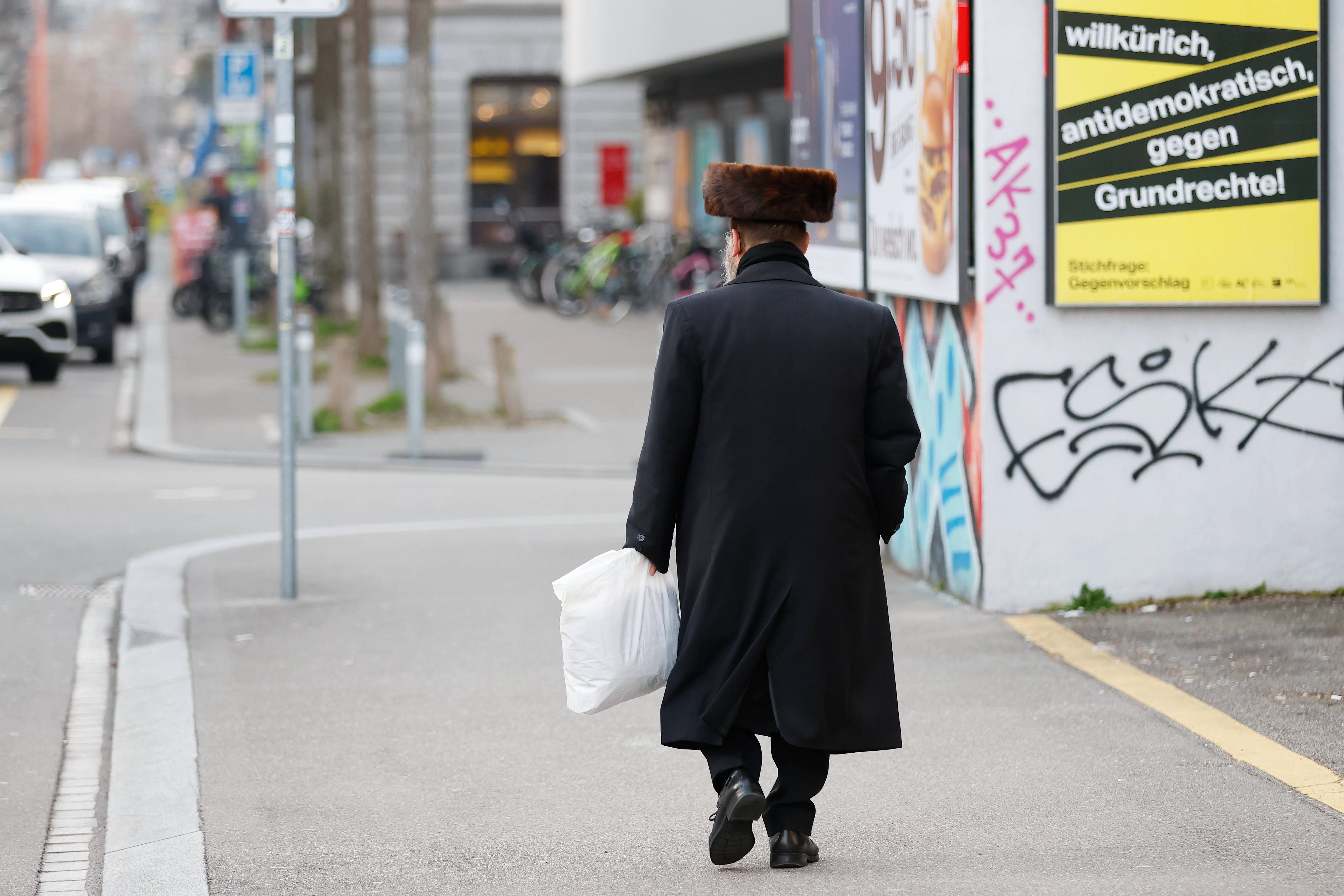 Jüdischer Mann mit Kind in Wiedikon (2024)