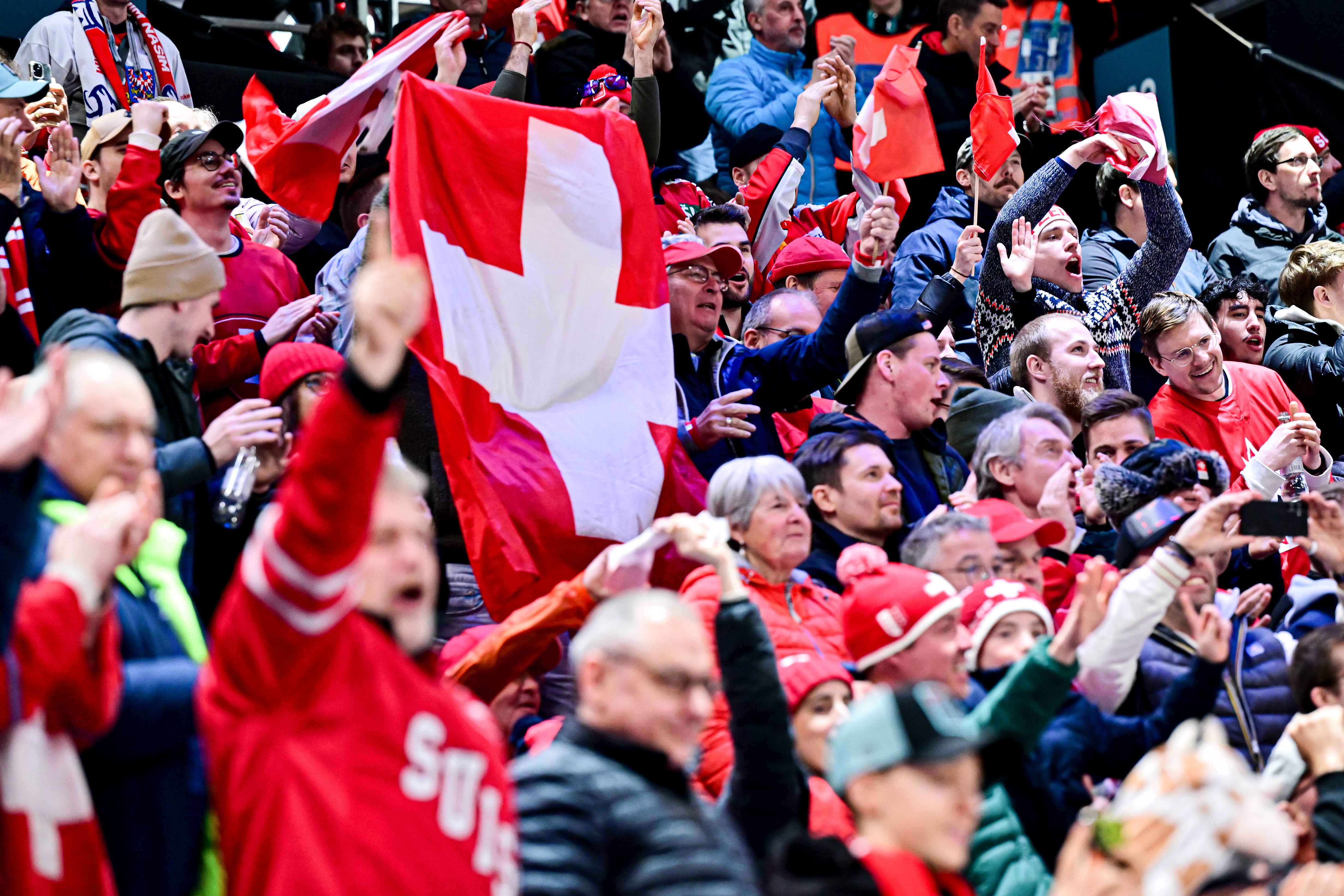 Schweizer Fans in der Santagiulia Ice Hockey Arena in Mailand