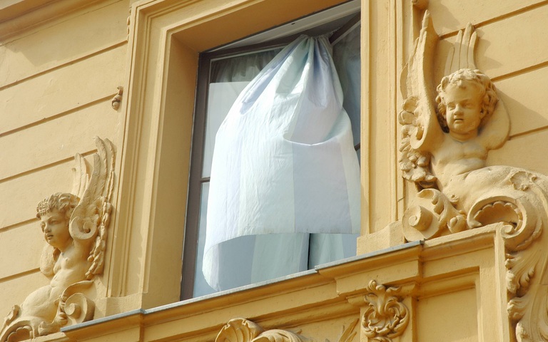 Offenes Fenster, Privatheit, Wohnung, Vorhang, Gardine, verzierte Hausfassade, Stuck, Putten