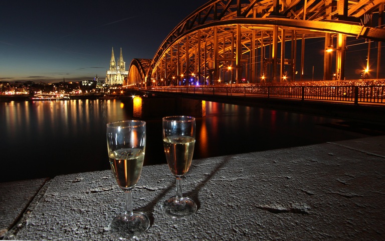 Anstoßen mit Champagner mit Blick auf den Kölner Dom