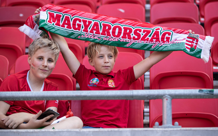 UEFA Nations League, Ungarn gegen England, ungarische Fans mit Fanschal, 04.06.2022, Budapest