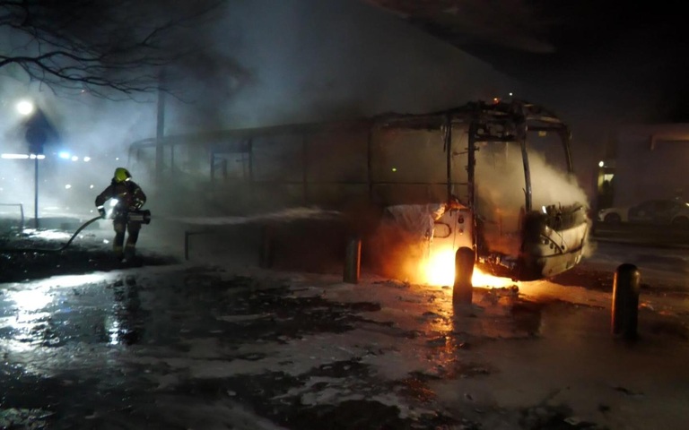 Ausgebrannter Bus in Berlin: Die Feuerwehr kann nur unter Polizeischutz löschen