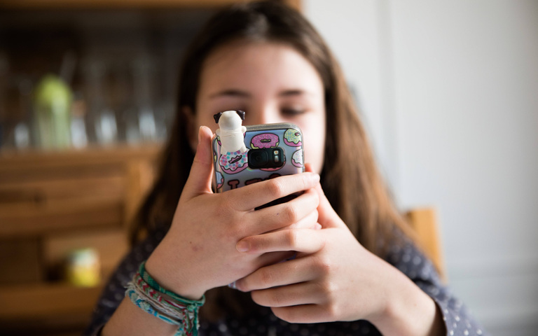 Jugendliche mit Smartphone: Zeitfresser sind alle Medien, wenn man sie lässt